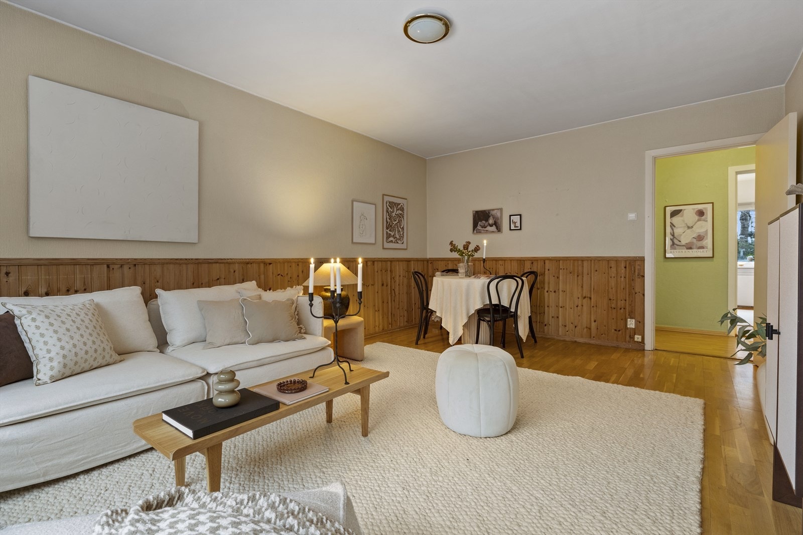 God plass til å innrede i flere soner med stort spisestuebord og sofa med tilhørende møblement Galleribilde