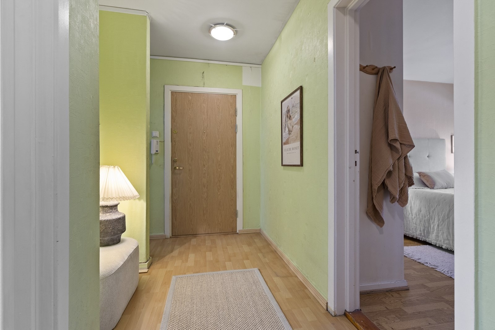 Velkommen inn! Romslig gang med flere nisjer til å henge fra seg klærne og sette fra seg skoene Galleribilde