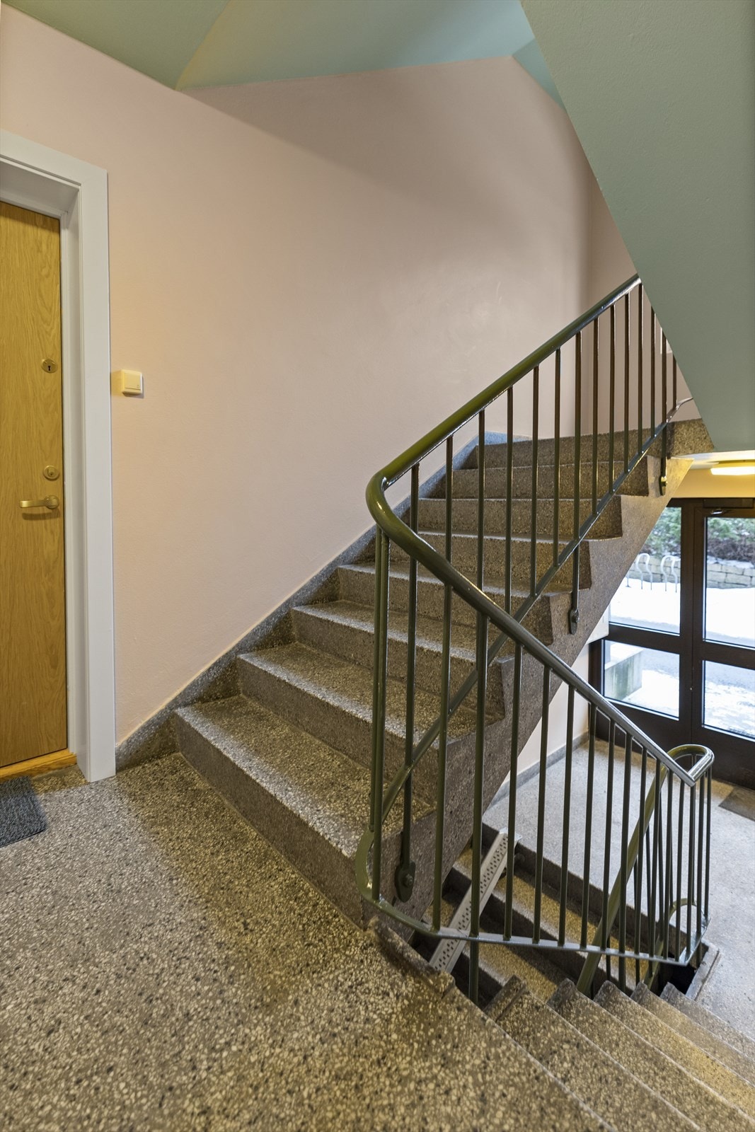 Leiligheten ligger i en høy 1 etajse med en trapp opp fra inngangen Galleribilde