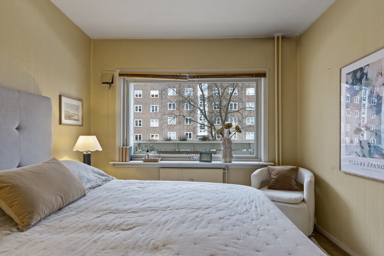 Dette brukt som hovedsoverom, med vindu mot fellesarealer for en rolig nattesøvn Galleribilde