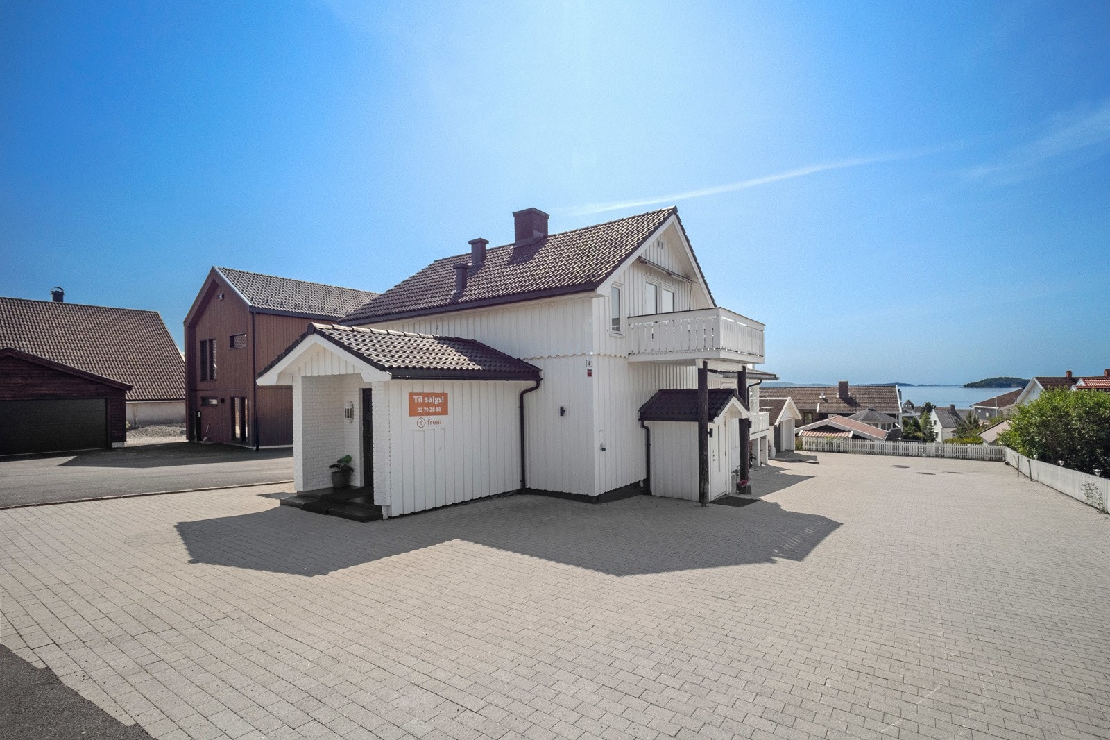 Boligen ligger med fin utsikt utover Oslofjorden og med gode solforhold Galleribilde