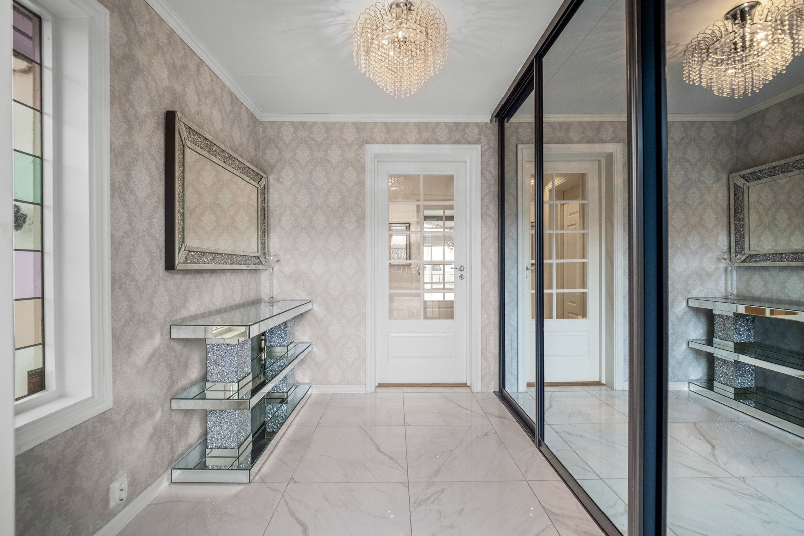 Skyvedørsgarderobe med gode oppbevaringsmuligheter Galleribilde