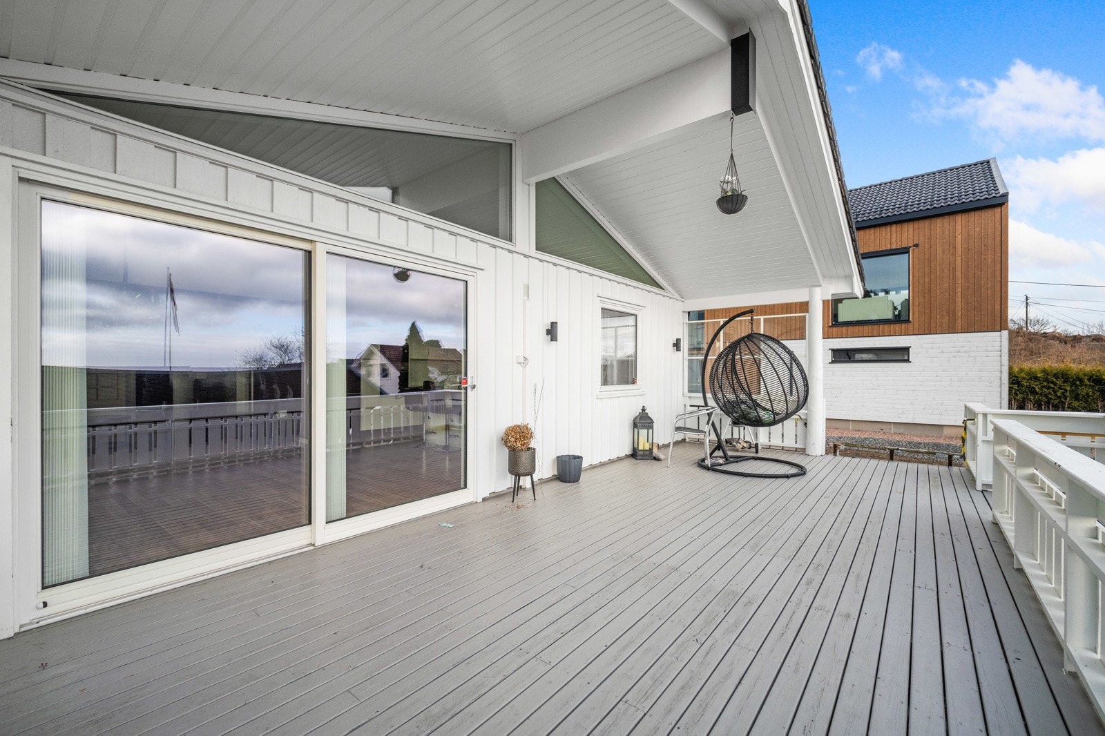 Fra stuen er det videre utgang til syd-østvendt veranda på ca. 29 kvm Galleribilde