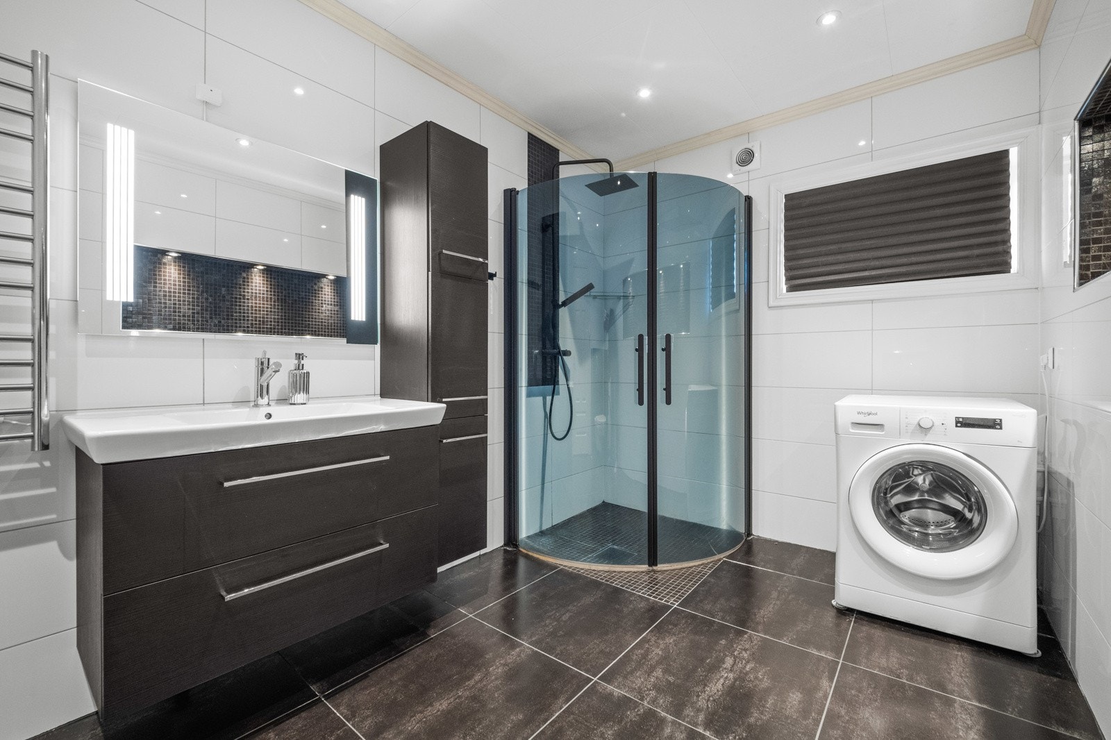 Badet i 1.etasje er flislagt med varme i gulvet, og er fra 2019 Galleribilde