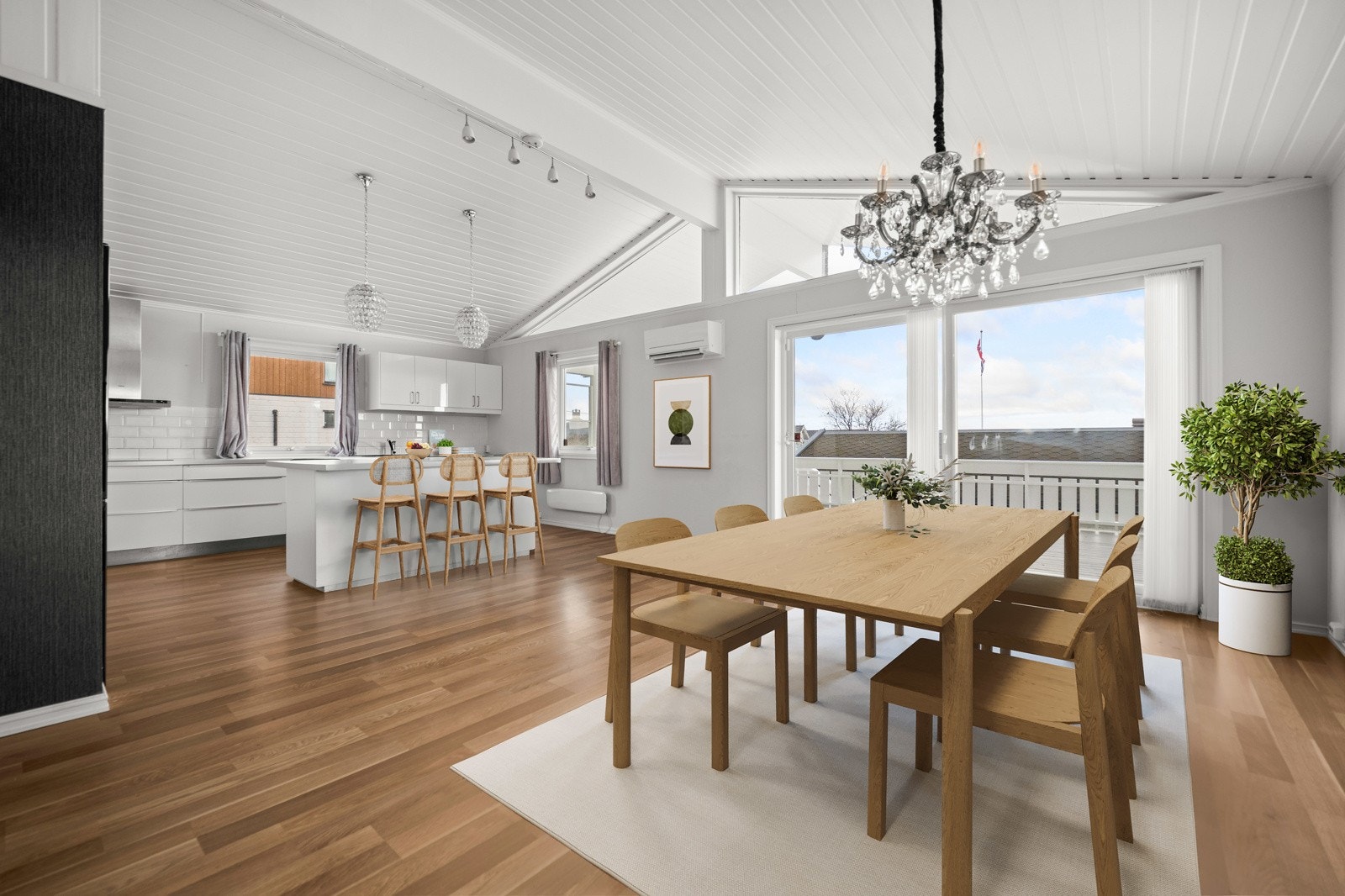 Boligens 1.etasje består av entré, gang, bad, stue, spisestue med åpen kjøkkenløsning og soverom Galleribilde