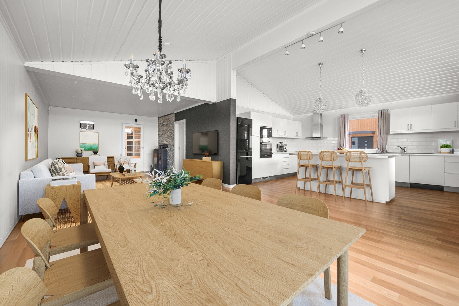 Den gode takhøyden i stuen samt de store vindusoverflatene gir en god romfølelse Galleribilde