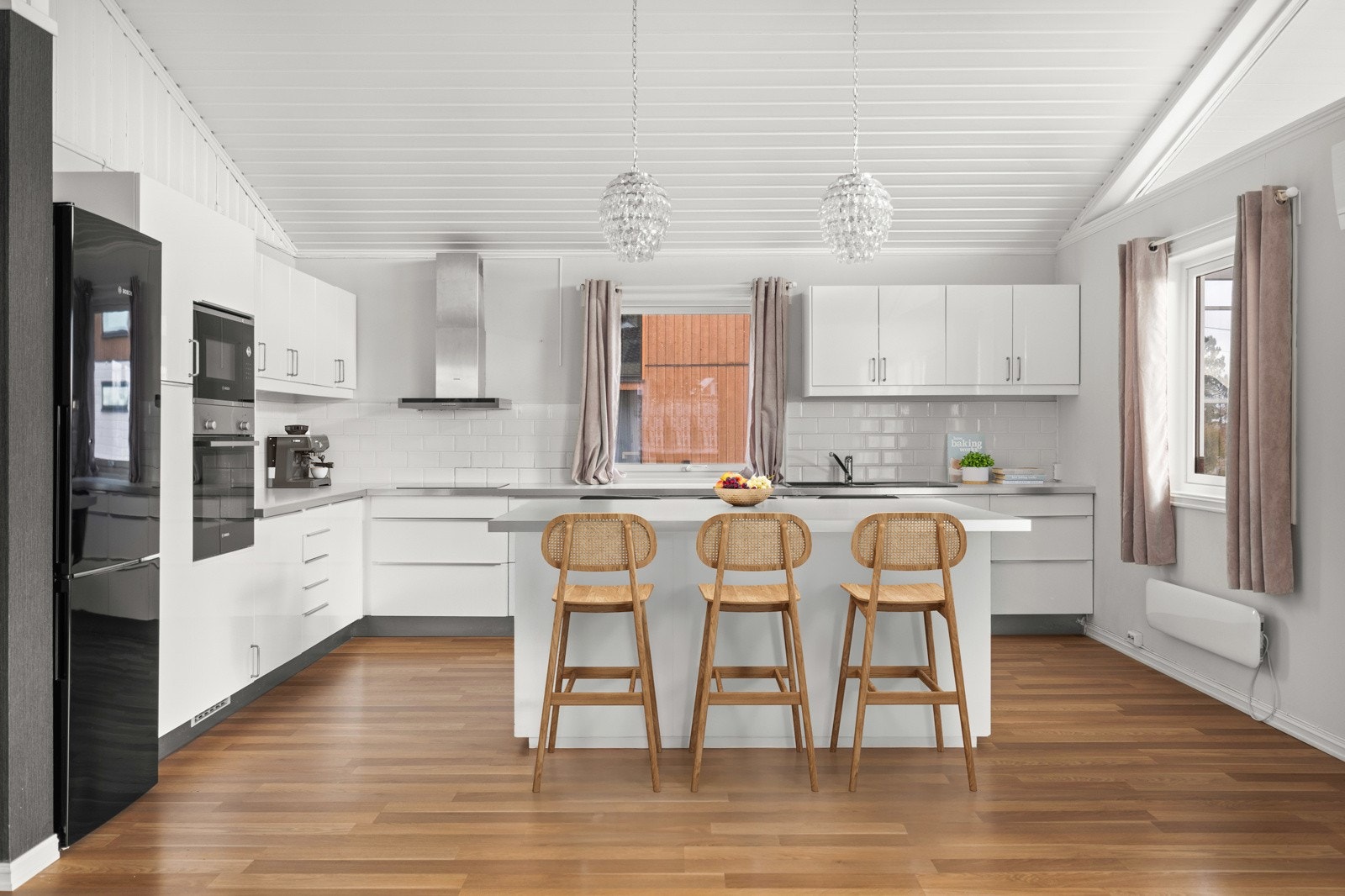 Delikat kjøkken med integrerte hvitevarer som stekeovn, platetopp, oppvaskmaskin og mikrobølgeovn Galleribilde