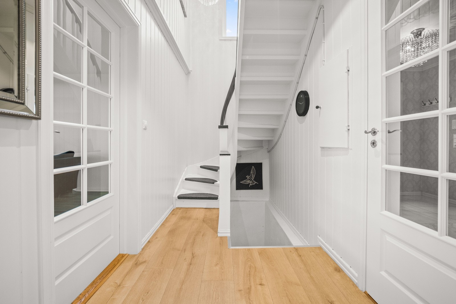 Trapp opp til boligens 2.etasje som består av gang, bad og 3 soverom Galleribilde