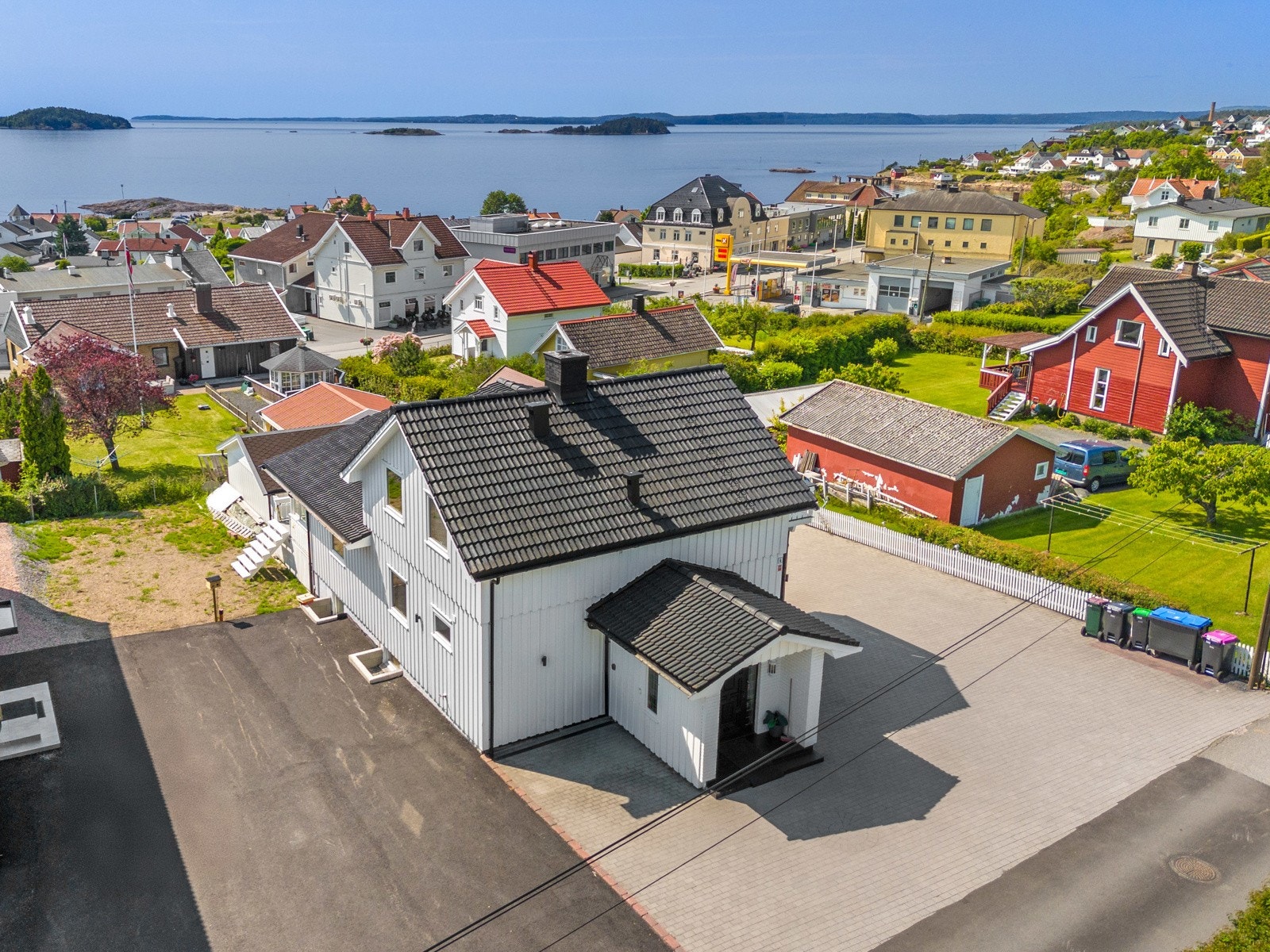Dette er en innholdsrik enebolig med hybel beliggende meget sentralt på Tofte Galleribilde