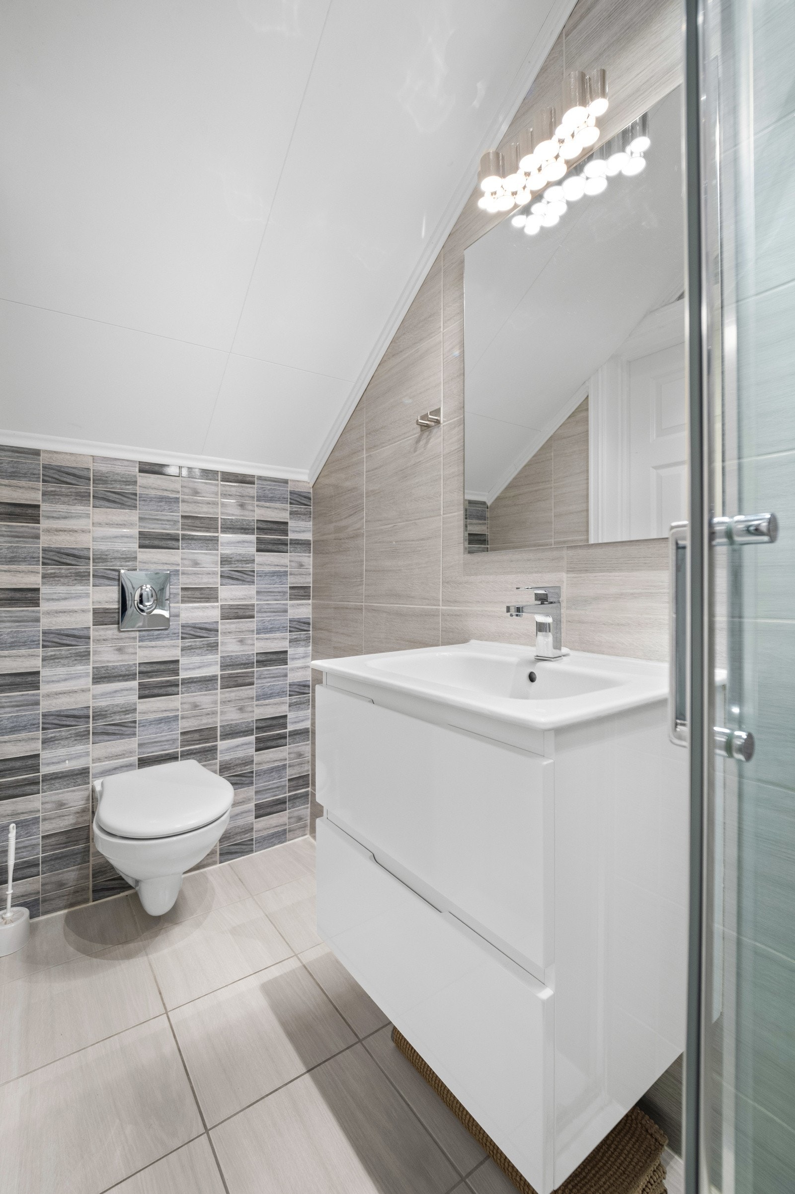 Badet er flislagt med gulvvarme Galleribilde