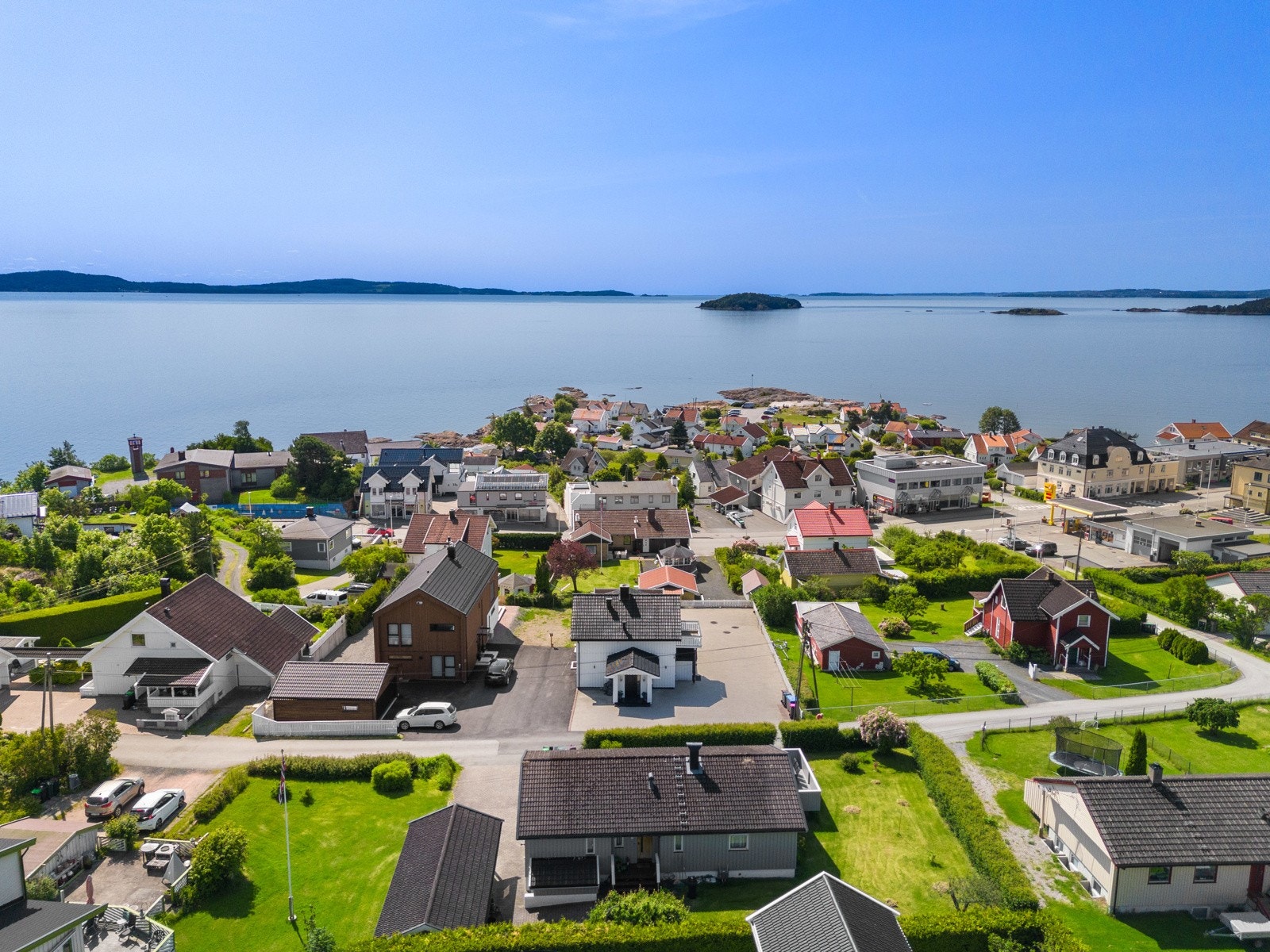 Eiendommen ligger med kun noen få minutters gange til sentrum med diverse butikker, barneskole og flotte strender Galleribilde