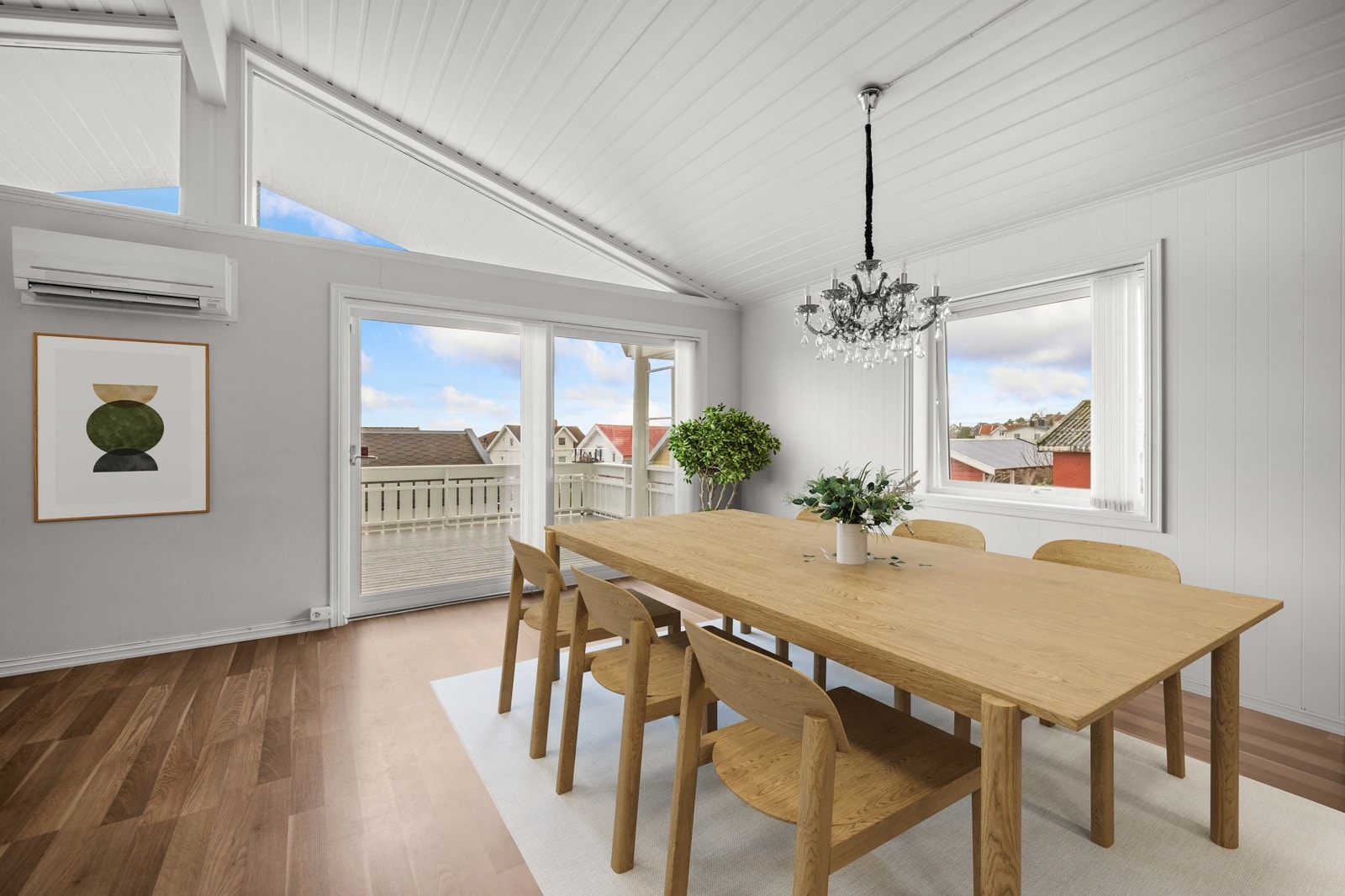 Spisestue med god plass til å invitere over venner og familie på middag Galleribilde