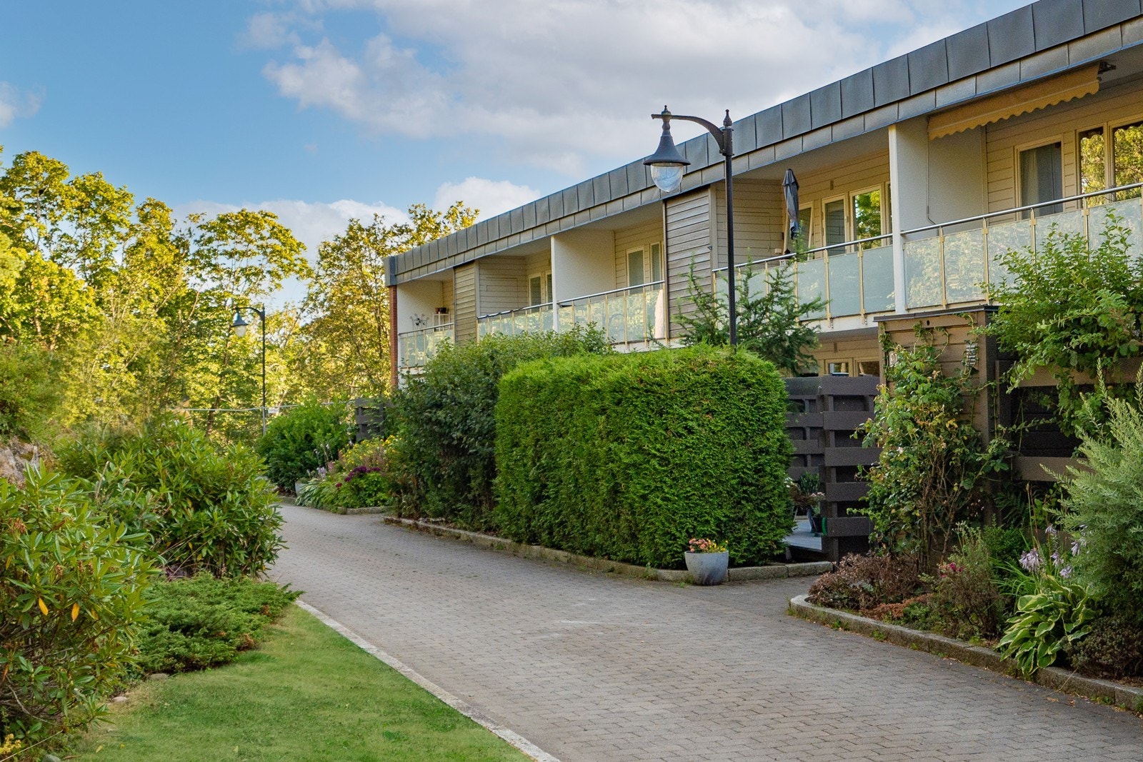 Sameiet er pent opparbeidet, leiligheten har en god intern beliggenhet innerst på feltet. Galleribilde