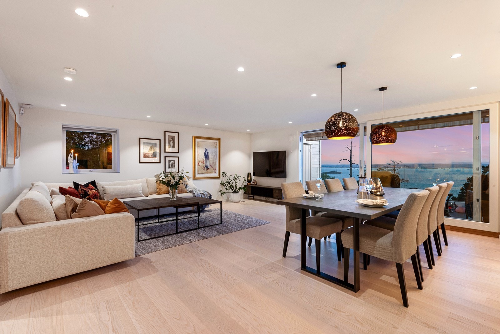 Stor skyvedør med glassfelt fører ut til en vestvendt og skjermet uteplass. Galleribilde