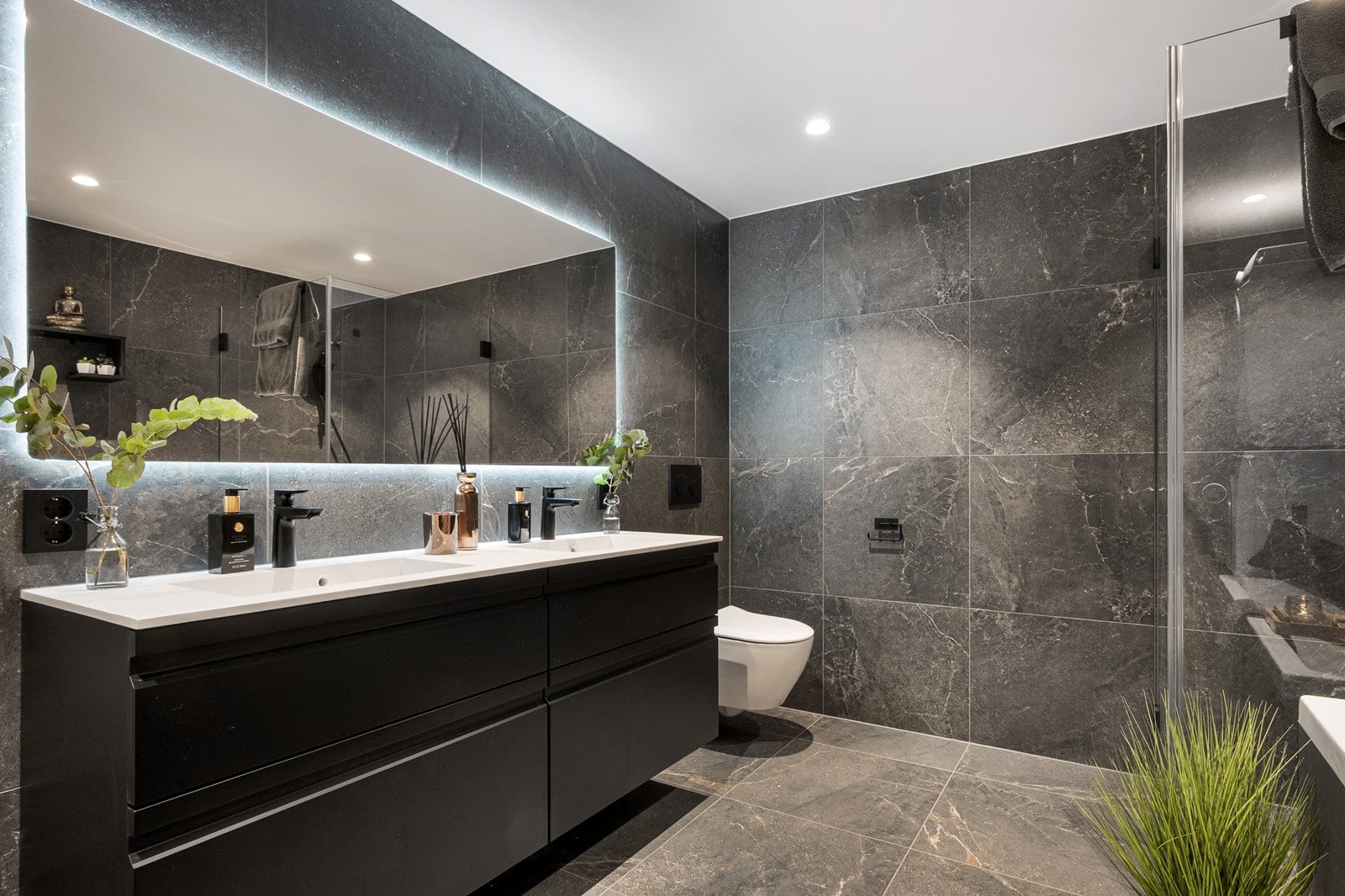 Begge badene fra 2023 er svært gjennomført og armaturene er i sort. Galleribilde