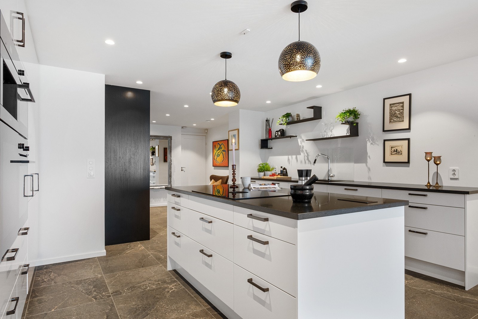 Kjøkkenøya fungerer både som ekstra arbeidsflate og barløsning med to sitteplasser, og har innfelte strømuttak. Galleribilde