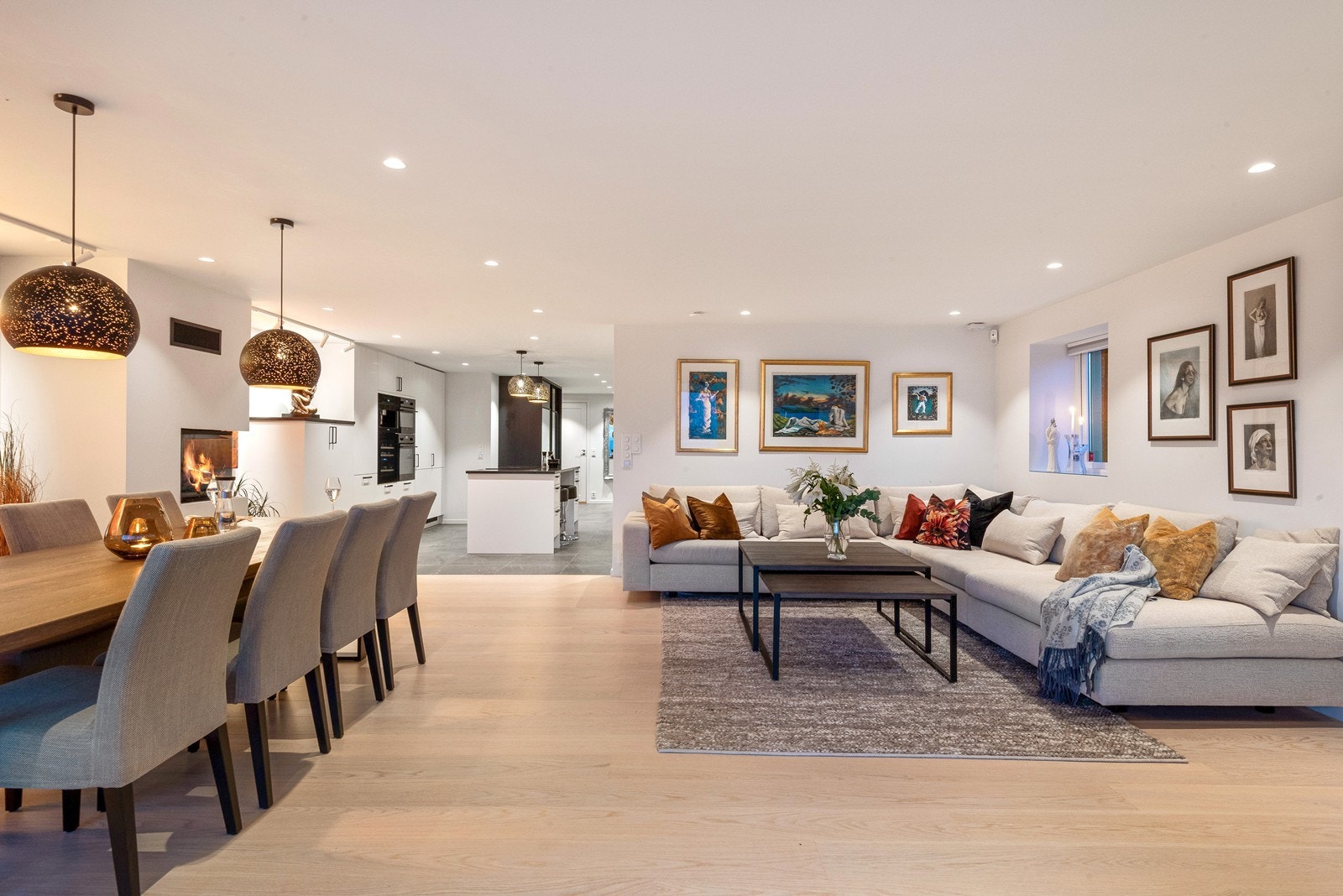 Den åpne stuen strekker seg over en stor del av boligens areal, med utforming som gir naturlige soner for sofaløsning og spisestue. Galleribilde