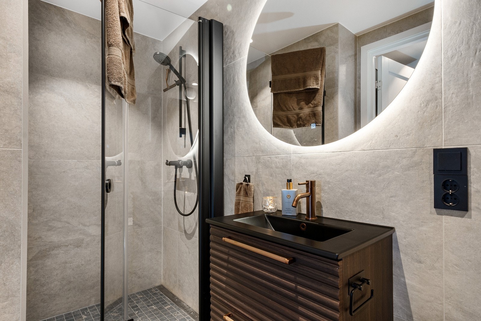 Leiligheten har to lekre bad fra 2023, et praktisk plassert i gangen og et som en suite bad til hovedsoverom. Galleribilde