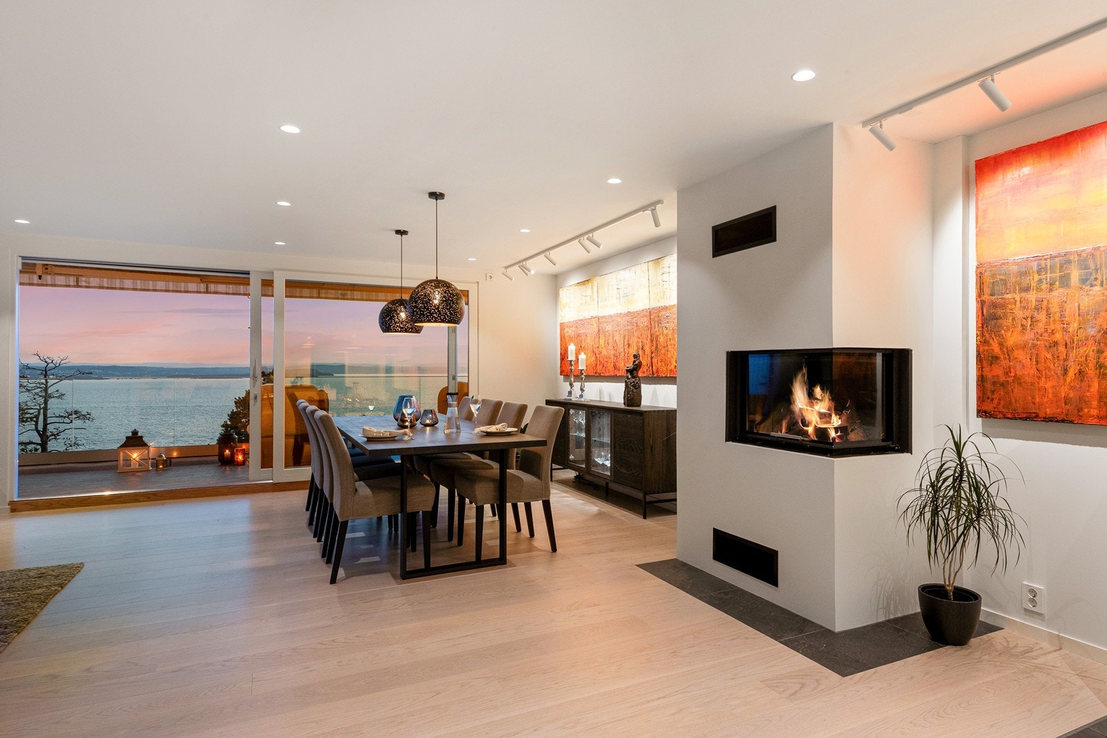 Hele leiligheten ble totalrenovert høsten 2023 og holder en høy standard med lys 1-stavs parkett med gulvvarme, slettmalte overflater og downlights. Galleribilde