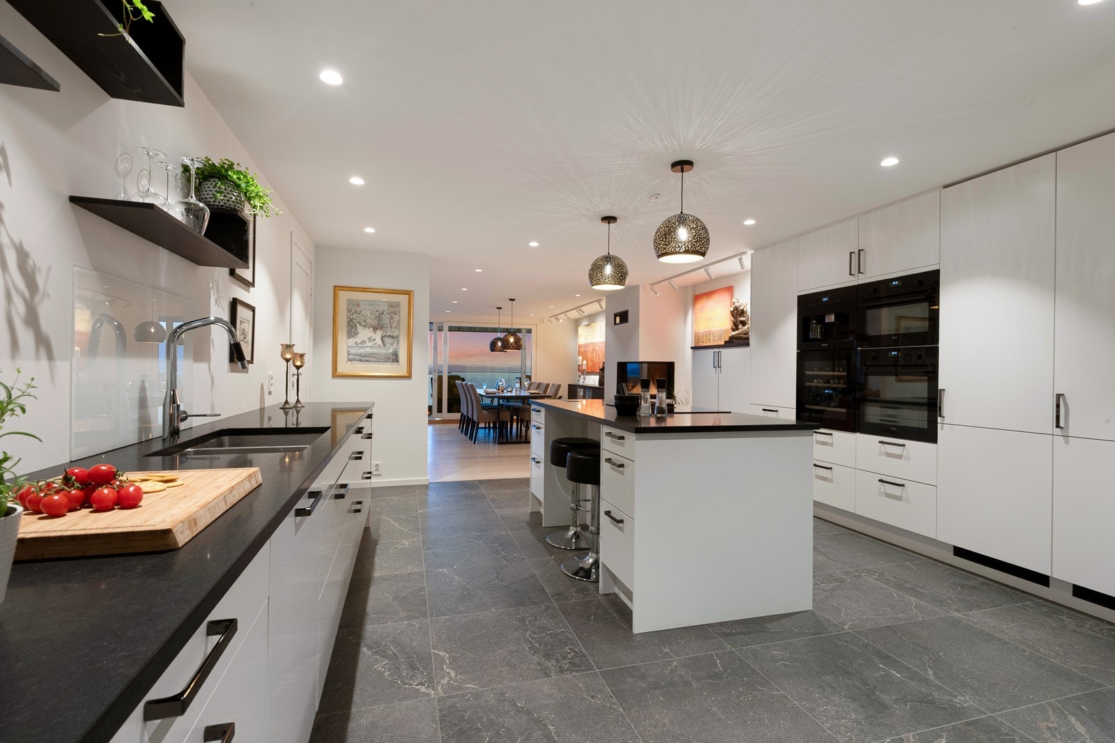 Kjøkkenet fra Sigdal ligger i en åpen løsning mot spisestuen, og den nydelige utsikten er fremtredende også her. Galleribilde