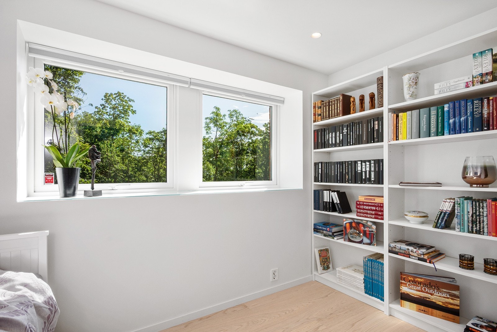 Rommet har stort vindu som sørger for naturlig lys og luftemulighet. Galleribilde