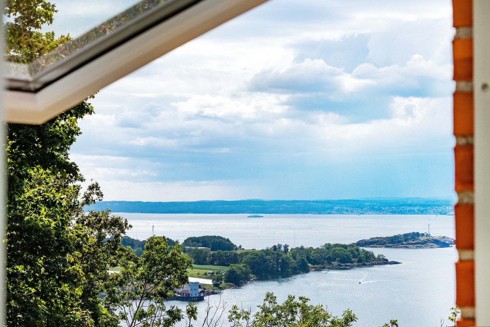 Soverommene har vinduer som vender mot syd og grønne uteområder, helt uten innsyn. Galleribilde