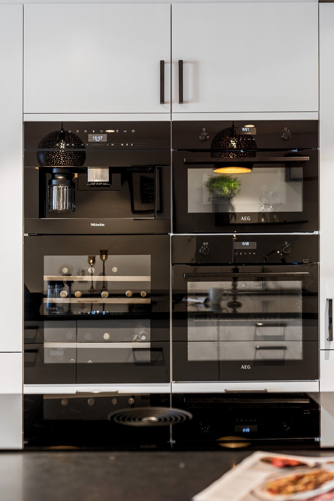 Integrerte hvitevarer fra kvalitetsmerket Miele, BORA og AEG består av platetopp med integrert avtrekk, stekeovn, kombiovn, kaffemaskin, vinskap, oppvaskmaskin og kjøl-/fryseskap. Galleribilde