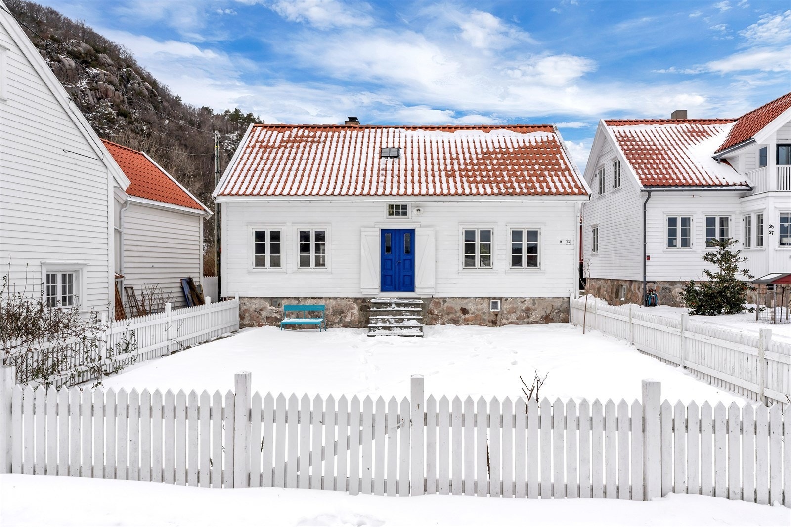 Foran boligen finner man en plen som omkranses av et stakittgjerde Galleribilde