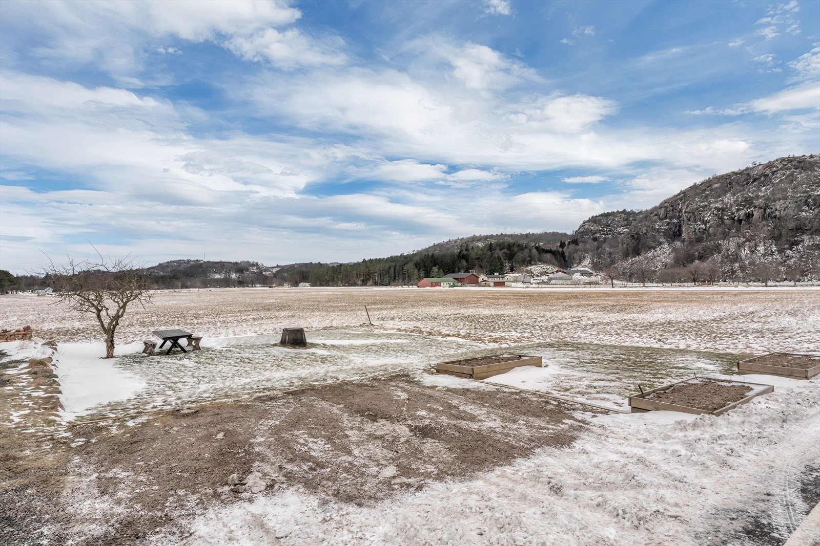 Sjønær beliggenhet som kombinerer fredfullhet og sjarmerende sørlandsidyll. Galleribilde