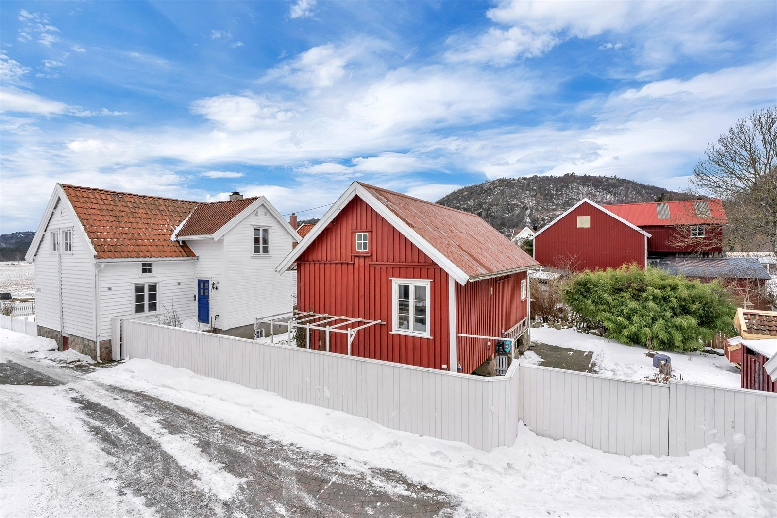 Denne tomten er solrik med et stort uteområde Galleribilde