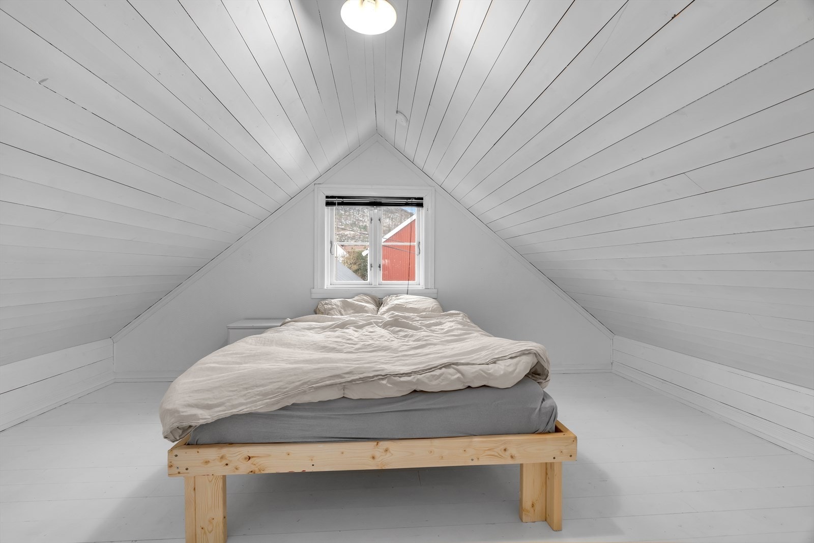 Hems anneks. Vindu er ikke godkjent som rømningsvindu, da det
ikke er løs midtpost på vinduet. Galleribilde