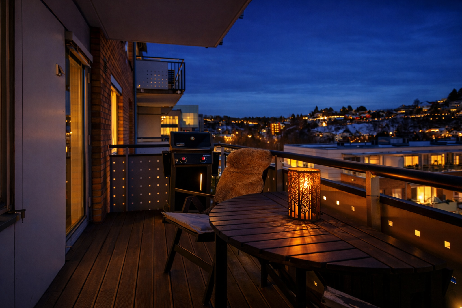 Stemningsfull kveldshygge på balkongen. Utvendig solskjerming gir komfort på solrike dager. Galleribilde