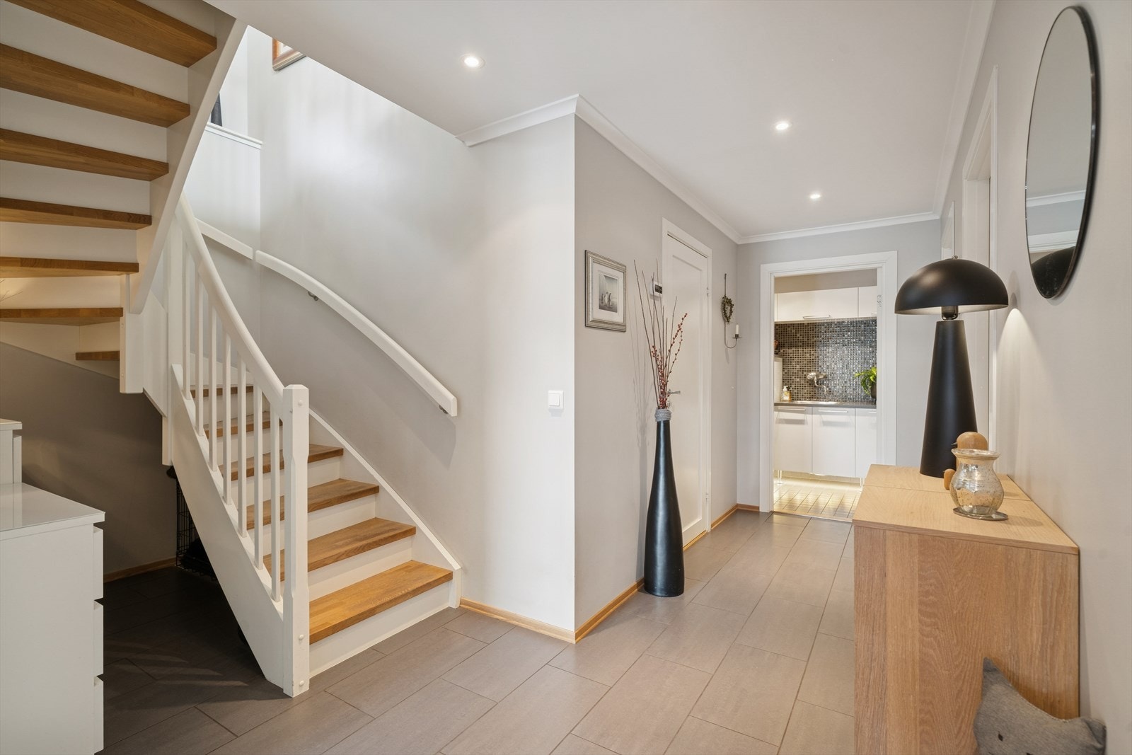 Romslig hall med varmekabler og pene overflater. Galleribilde