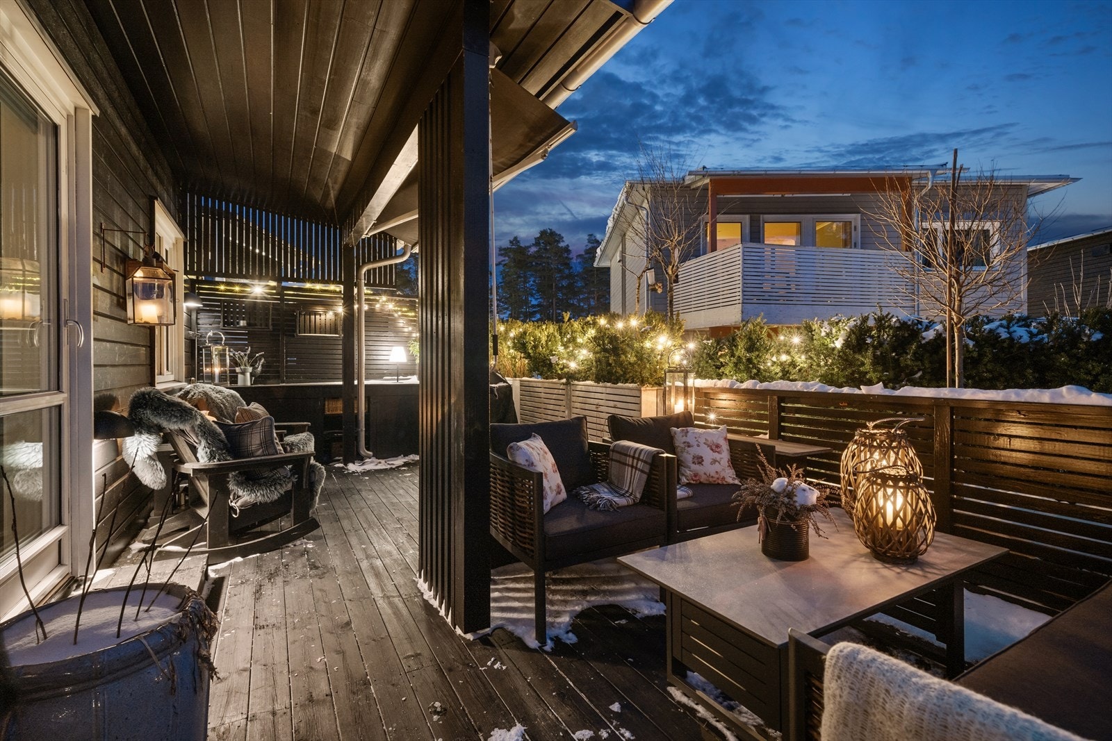 Terrassen har adkomst fra stuen og via trapp fra hagen Galleribilde