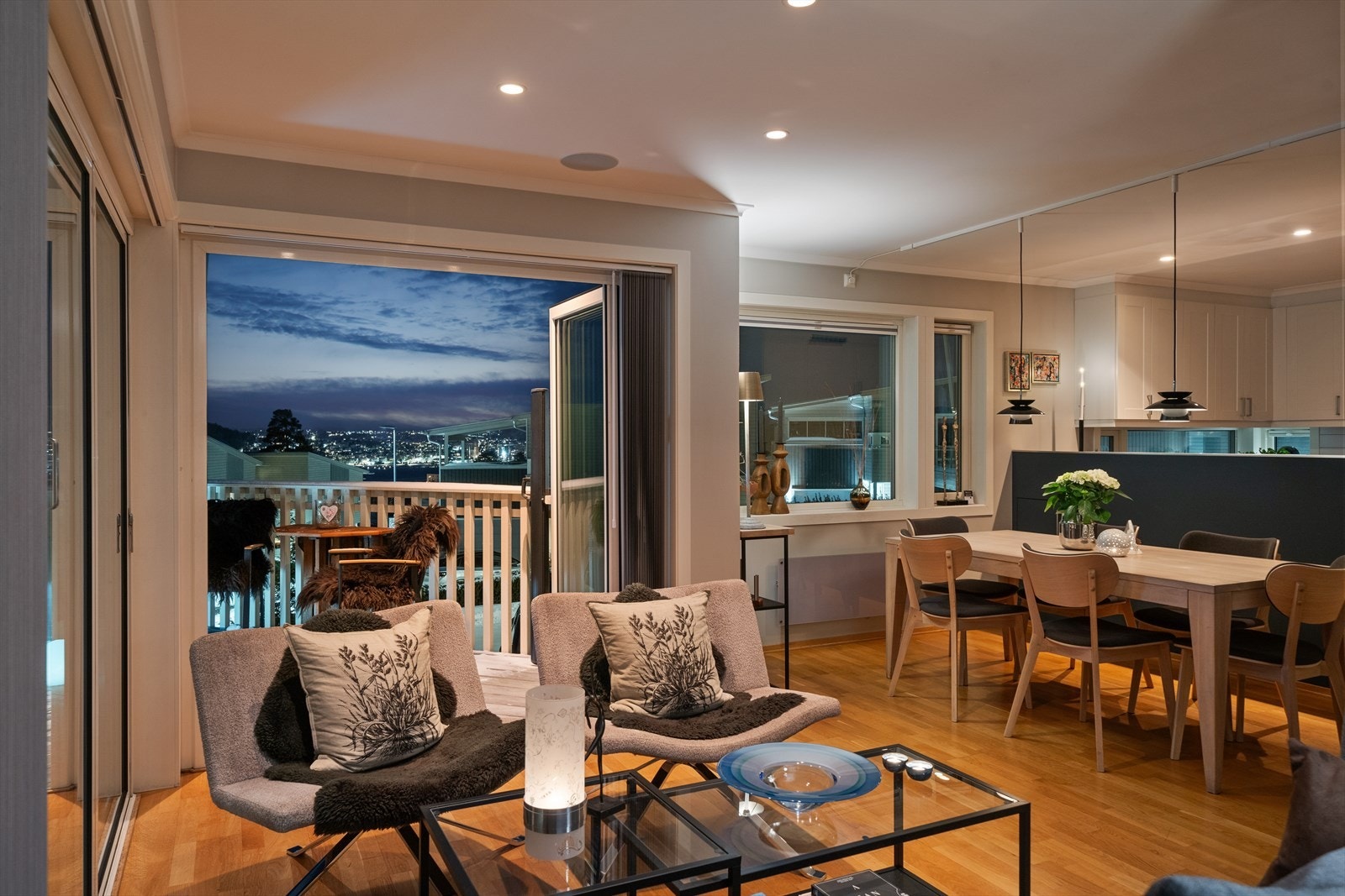 De store skyvedørene mot balkongen kan åpnes helt til side, slik at stuen flyter sømløst ut mot balkong og skaper en herlig forlengelse av boligen på varme dager. Galleribilde