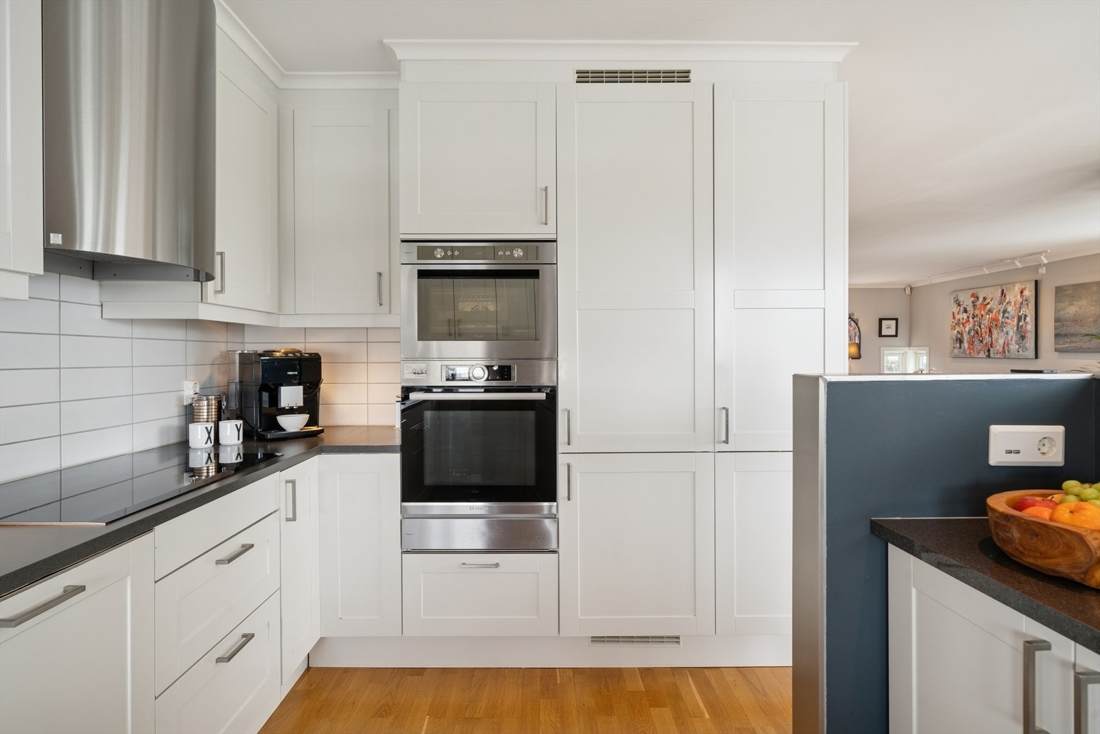 Godt utstyrt kjøkken levert av Sigdal med bl. a. cooker og ekstra bred koketopp. Galleribilde