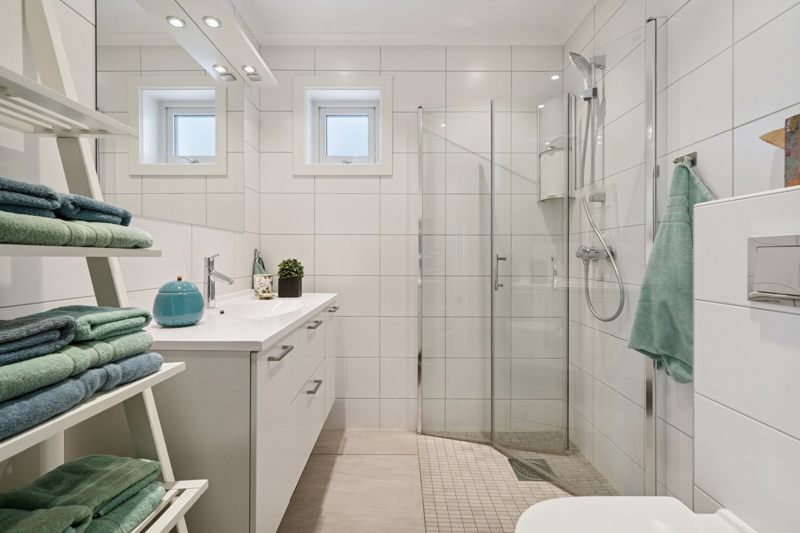 Det et to fine bad i tillegg til vaskerom i denne fine boligen. Ett bad i hver etasje. Dette er badet i 2. etg. Galleribilde