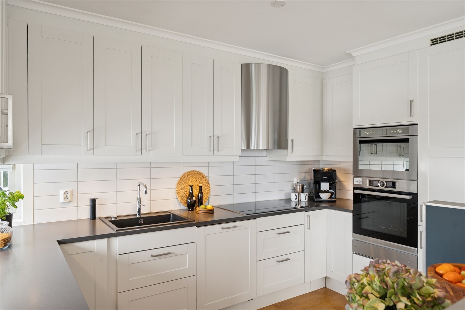 Velutstyrt kjøkken med flere finesser som cooker, innebygd varmeskuff, ovn med pyrolyse, kombinert ovn med dampfunksjon mm. Galleribilde