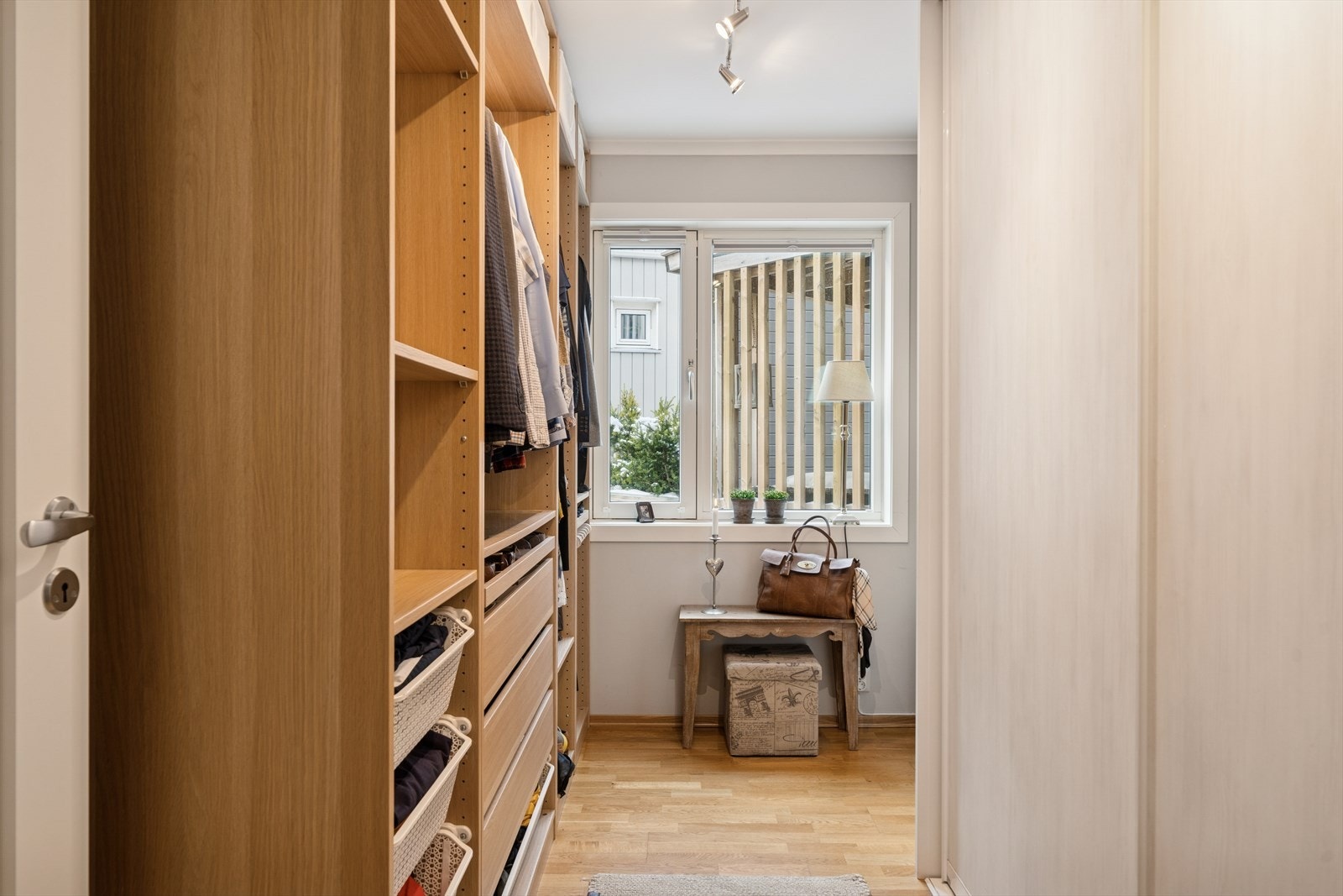 Soverom 3 benyttes i dag som garderoberom med praktisk oppbevaring i åpen garderobeløsning i tillegg til skyvedørsgarderobe. Galleribilde