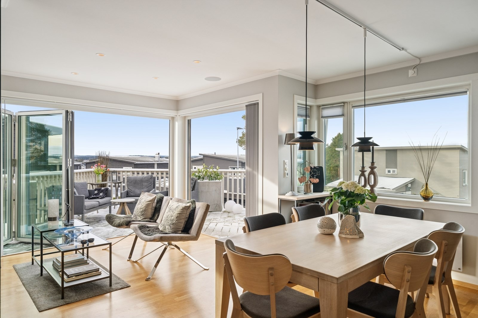 Beliggenhet på toppen av Veraåsen - her nyter du kveldssolen og den luftige beliggenheten hvor du ser innseilingen til Sandefjord. Galleribilde