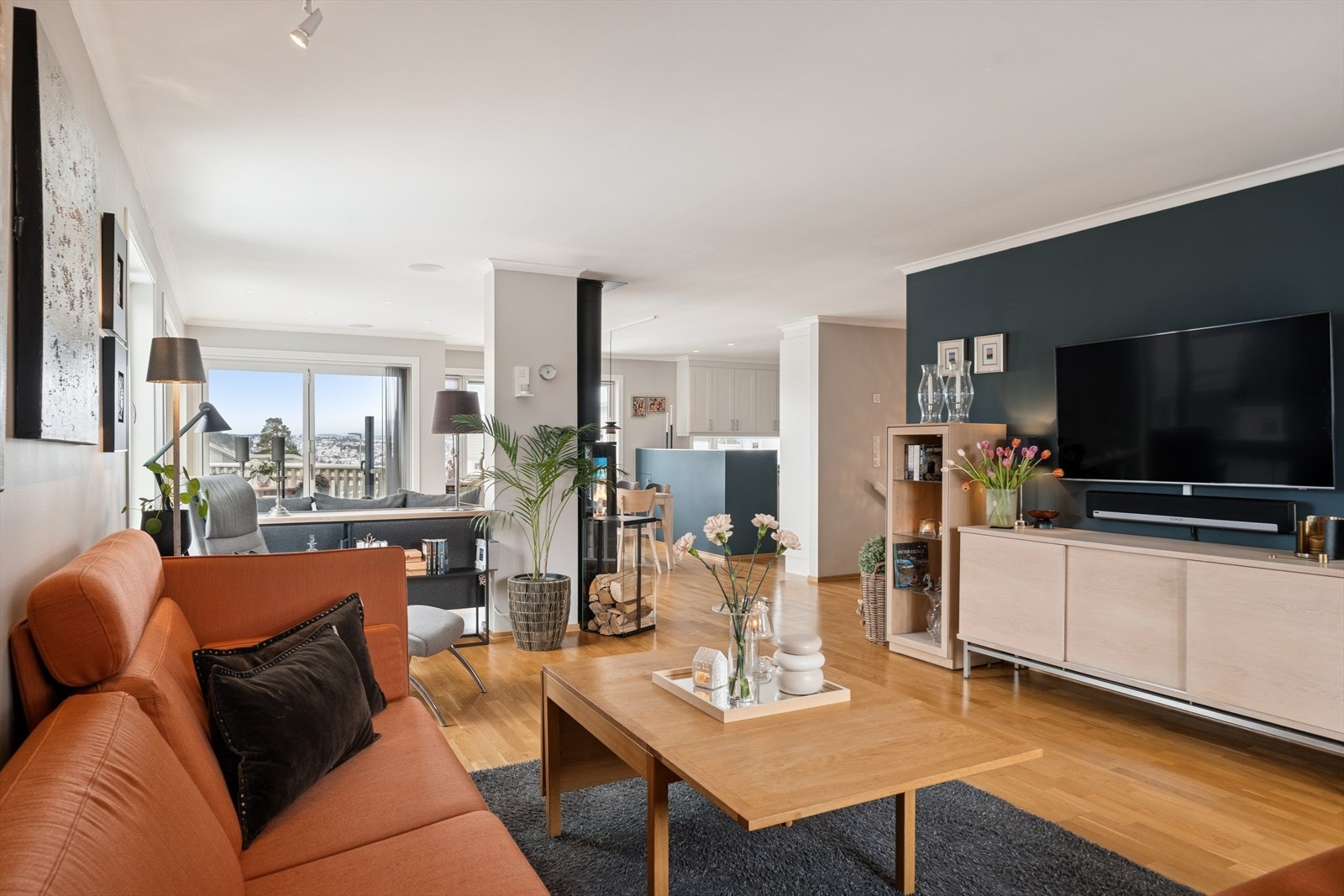 En lun stue med varmefolie i loungedelen, varmepumpe og mulighet for å fyre i peisovnen. Galleribilde