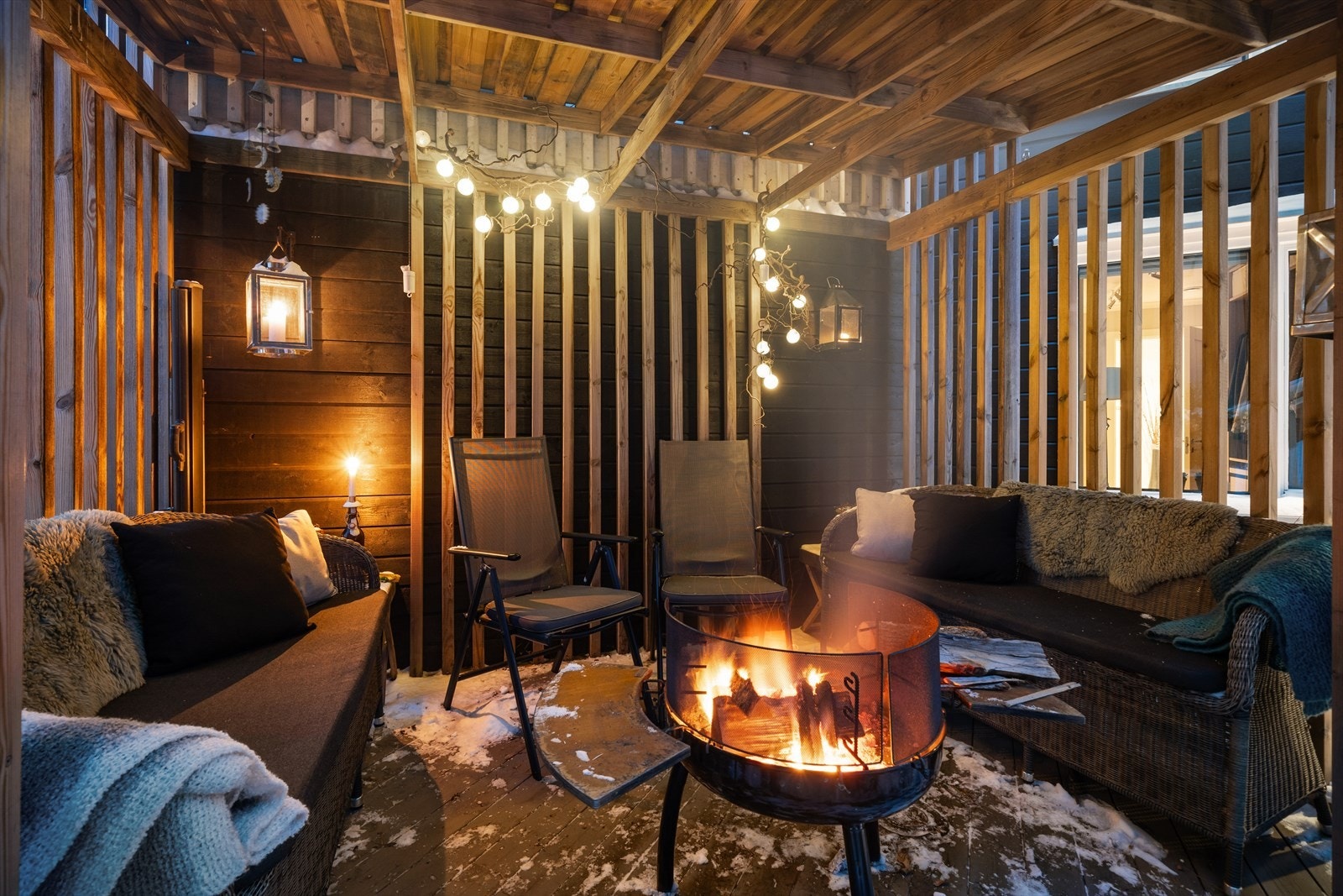 Denne fine sonen under tak er like ved jacuzzien. Her kan man sitte usjenert og nyte både sommer og vinter! Galleribilde