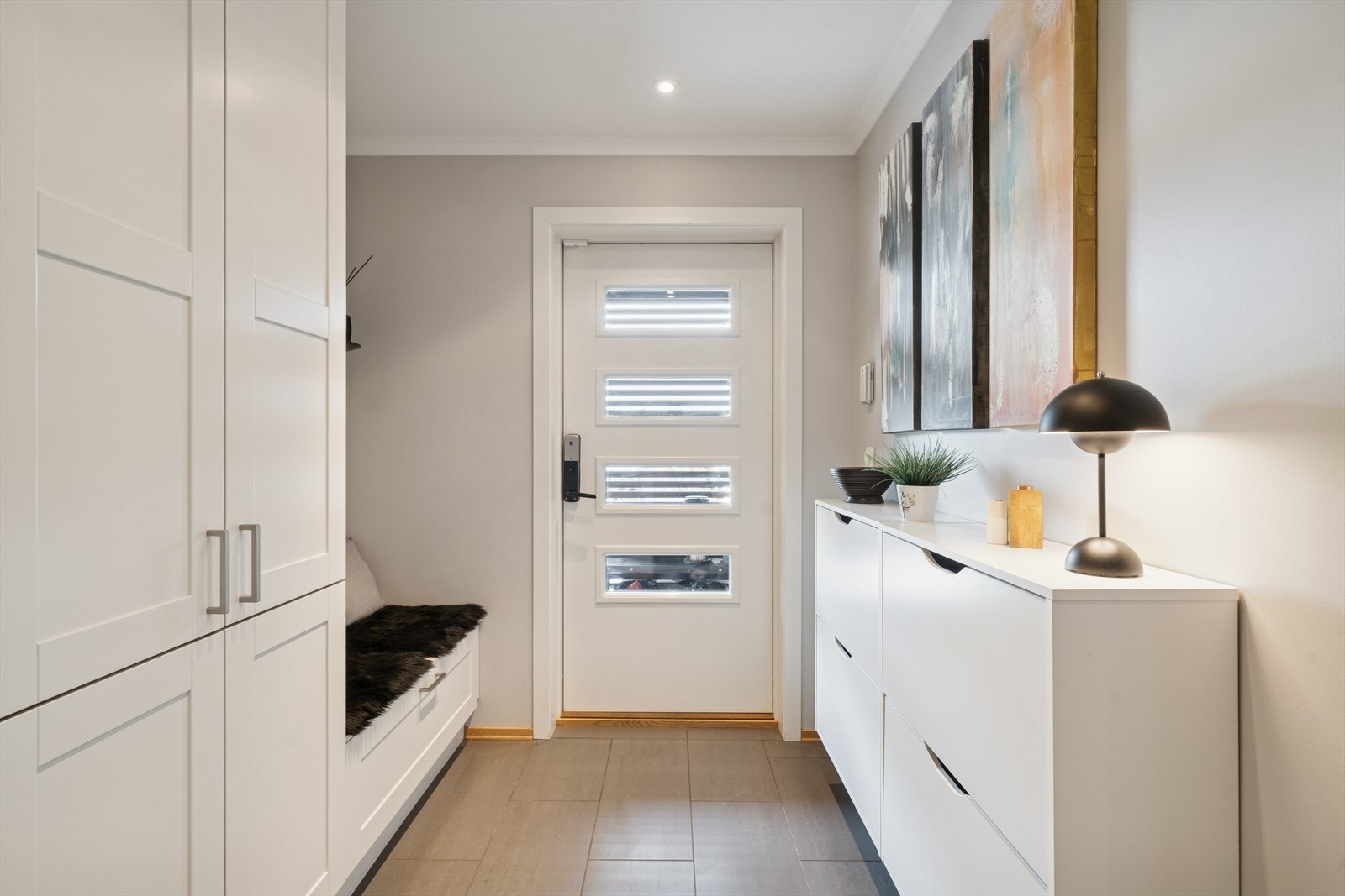 Velkommen inn! Yalekodelås, skoskap og praktisk garderobe sikrer orden i inngangspartiet. Galleribilde