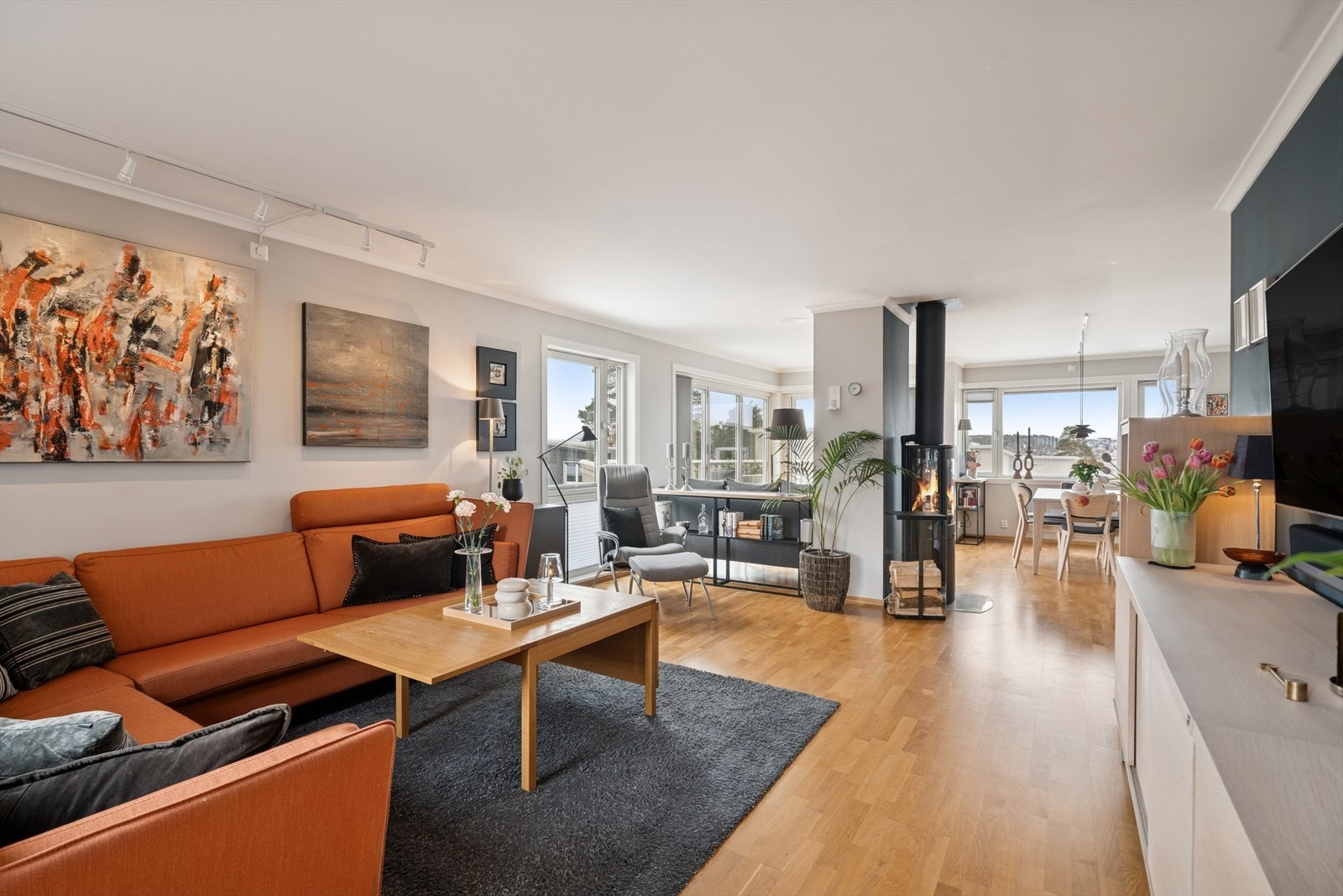 Her strømmer dagslyset inn gjennom vinduer fra gulv til tak fra flere sider. Resultatet blir et gjennomgående lys som gir rommet både varme og god romfølelse. Galleribilde