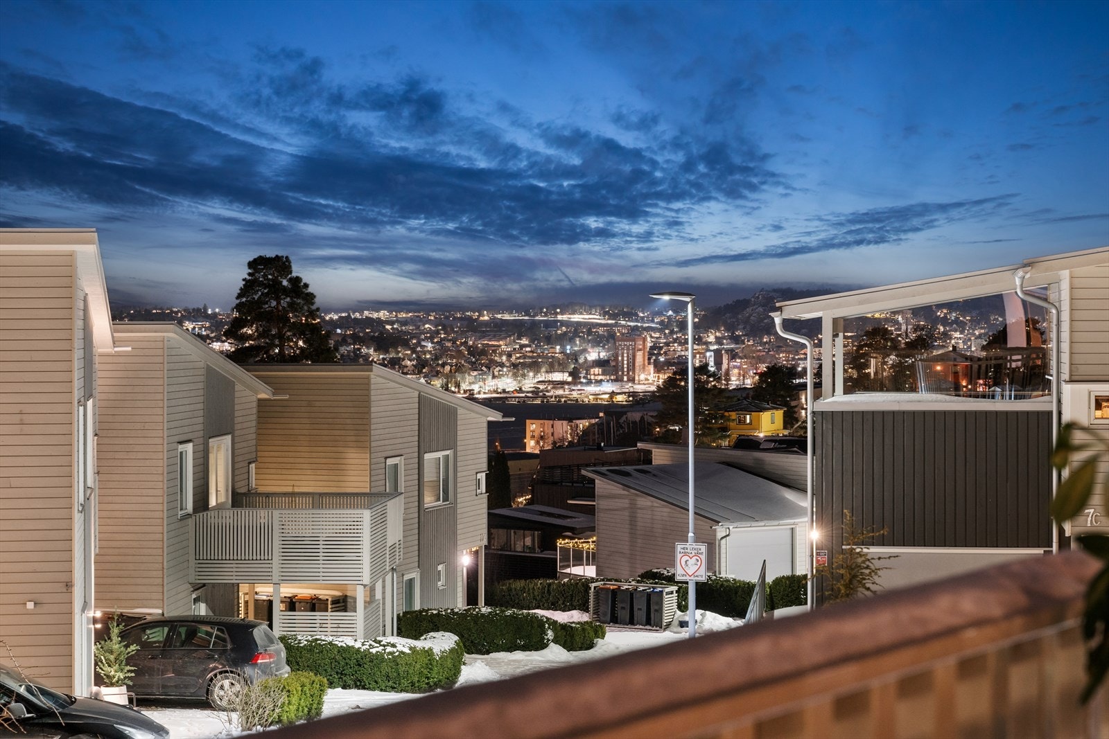 Man har godt utsyn mot sentrum og indre del av fjorden fra balkong og spisestue/lounge. Galleribilde