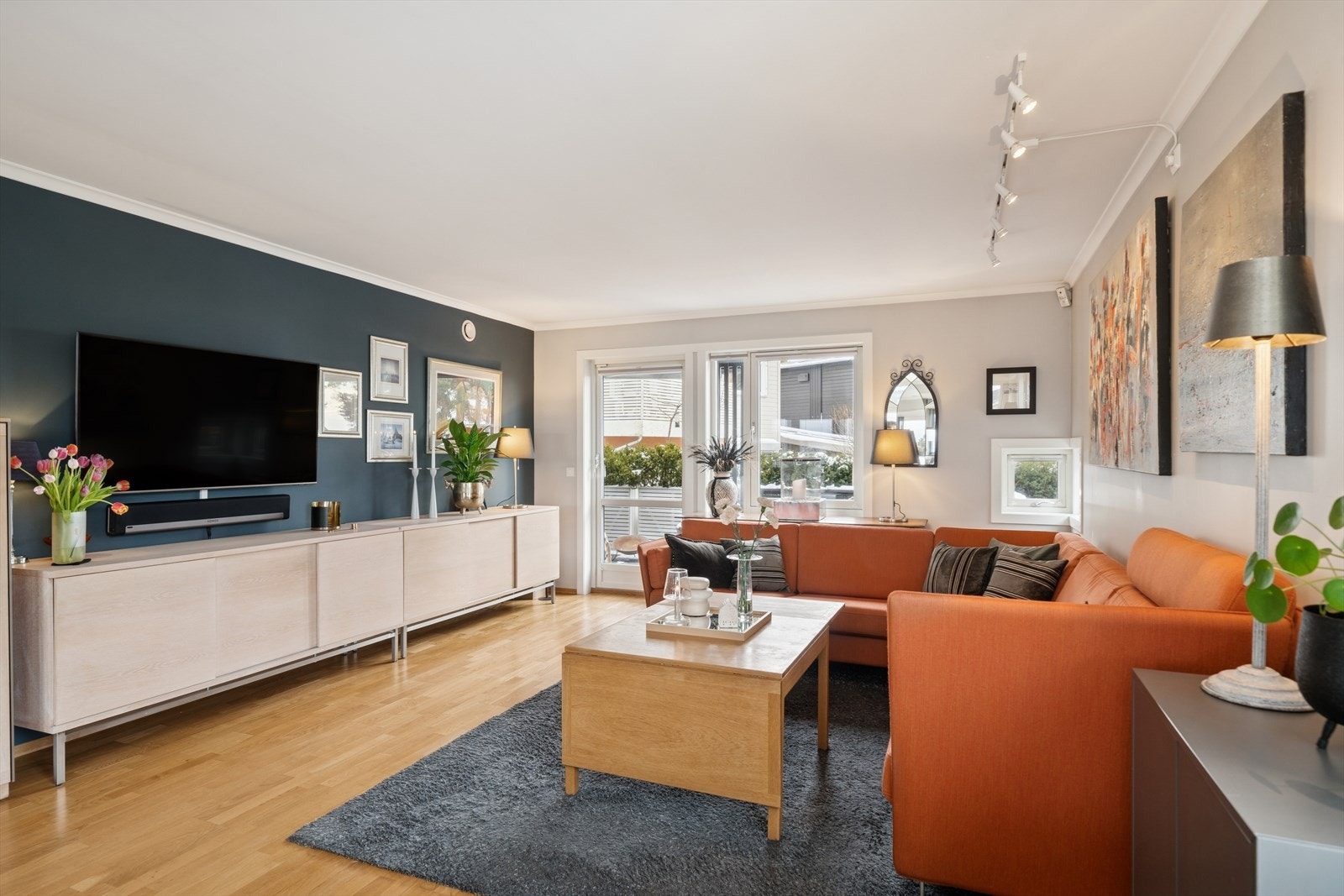 Todelt og lys stue med direkte adkomst til stor terrasse Galleribilde