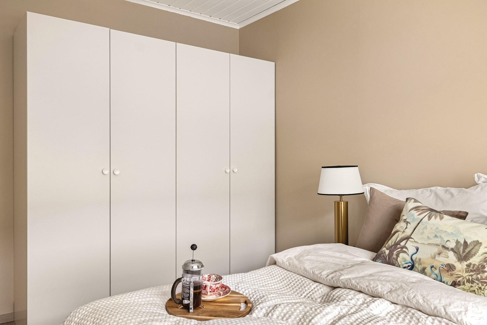 Det er god plass til å innrede med dobbeltseng, nattbord, garderobeløsning og annet passende møblement. Galleribilde