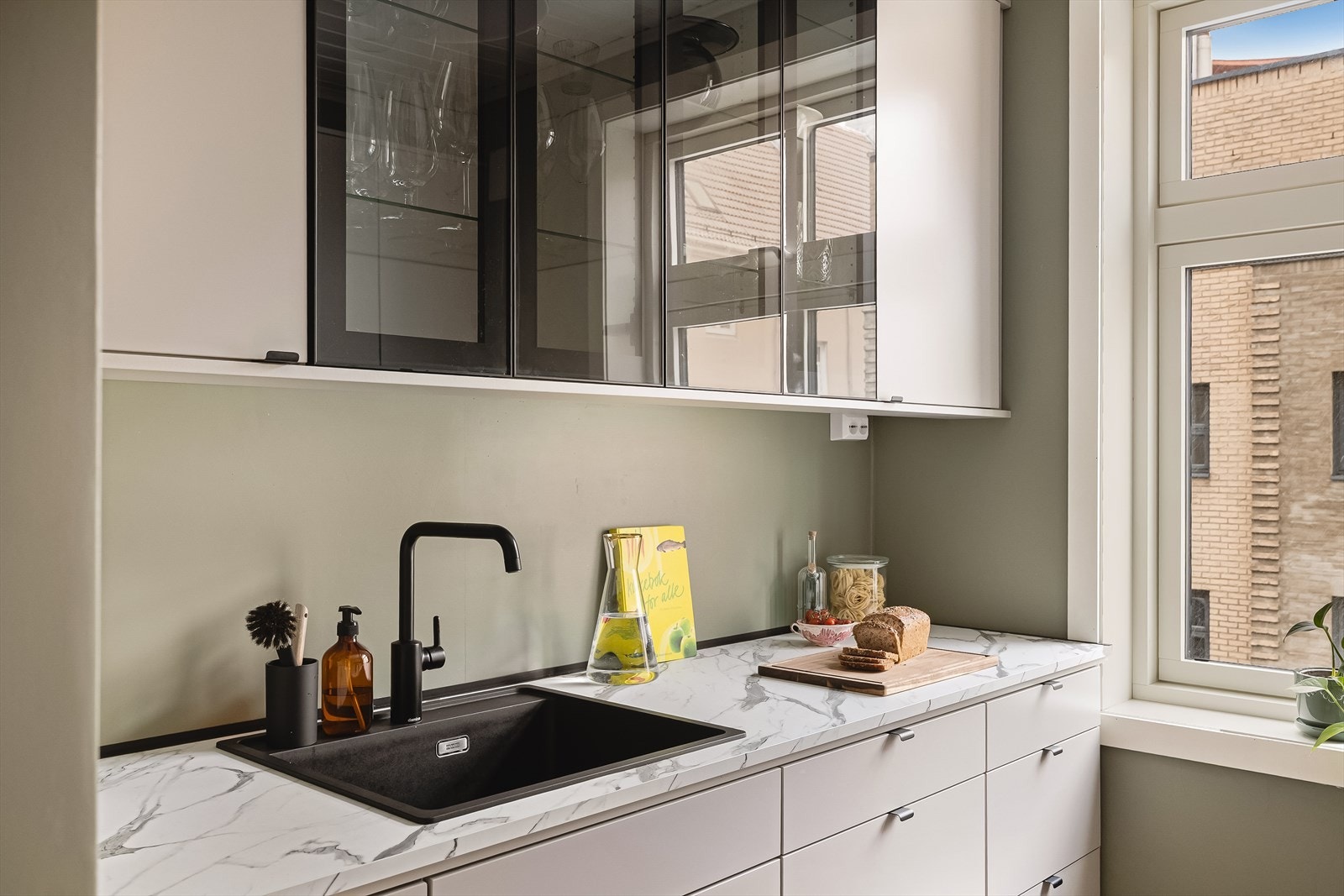 Det er innredet med glatte fronter, noen glasskap, samt benkeplate av laminat. Galleribilde