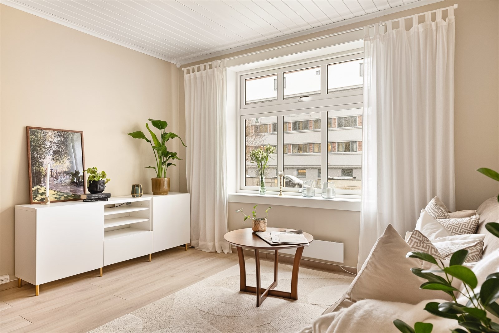 Stuen er malt i tidsriktige og behagelige farger. Galleribilde