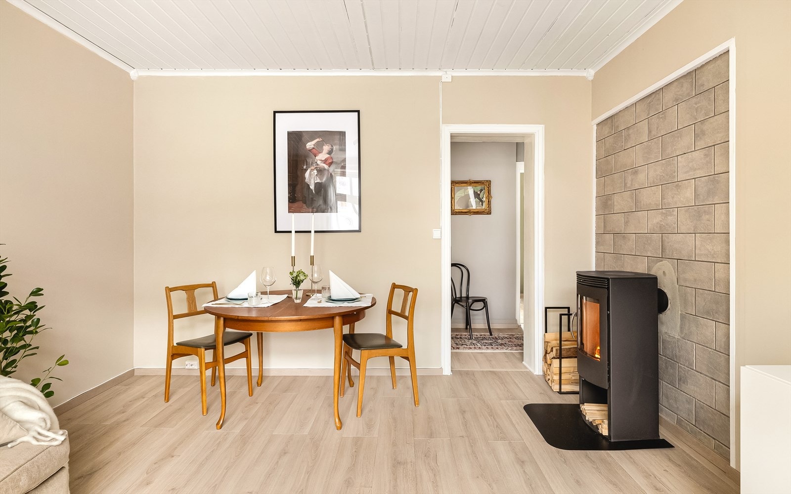 Stuens utforming gjør det enkelt å innrede med både sofa- og spisegruppe. Galleribilde